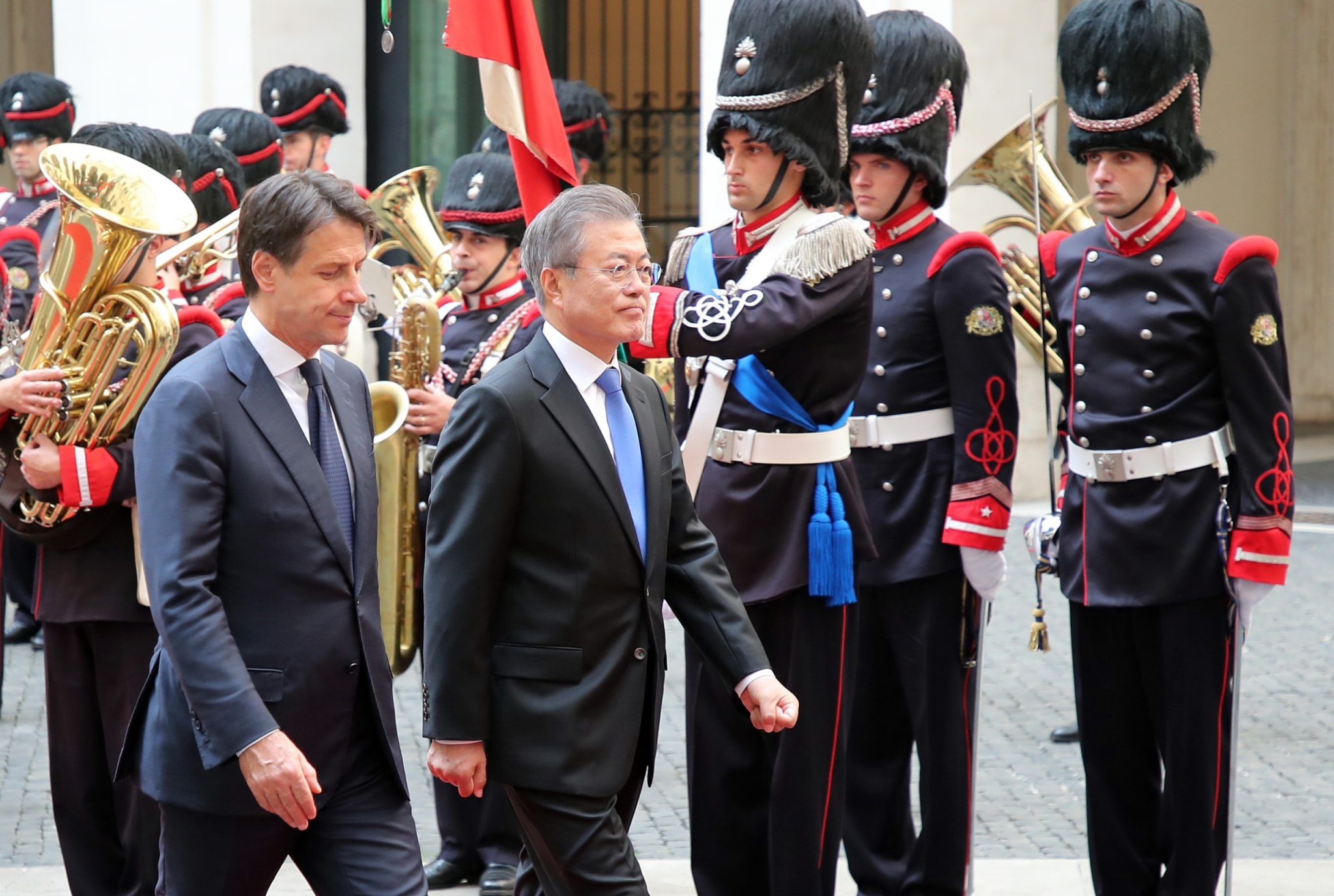 Thủ tướng Italy Giuseppe Conte (trái) và Tổng thống Hàn Quốc Moon Jae-in (giữa) duyệt đội danh dự trong lễ đón ở Rome ngày 17/10/2018. (Ảnh: Yonhap/TTXVN)