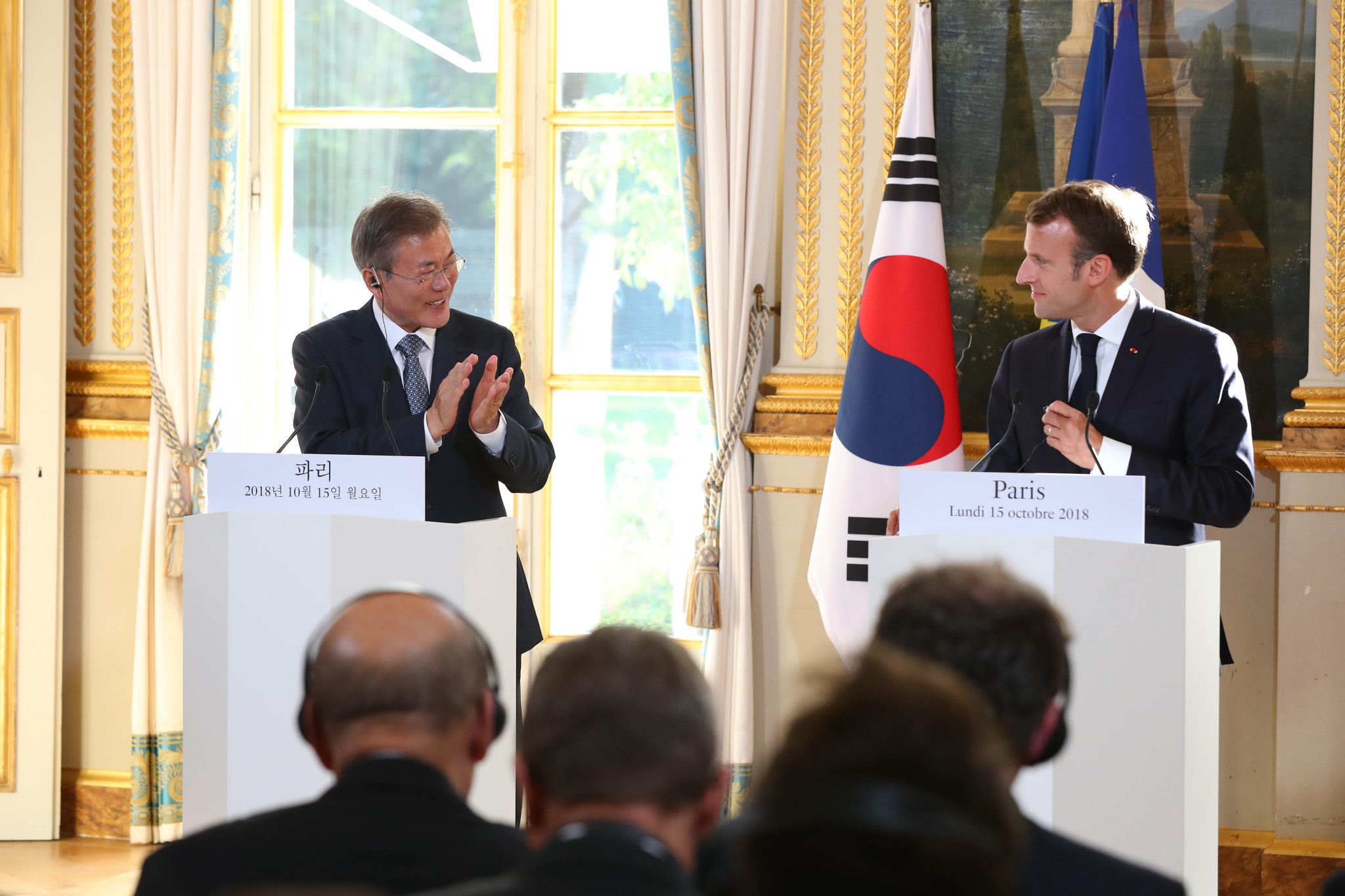 Tổng thống Pháp Emmanuel Macron (phải) và Tổng thống Hàn Quốc Moon Jae-in (trái) tại cuộc họp báo chung sau cuộc gặp ở Paris, Pháp ngày 15/10/2018. (Ảnh: Yonhap/TTXVN)