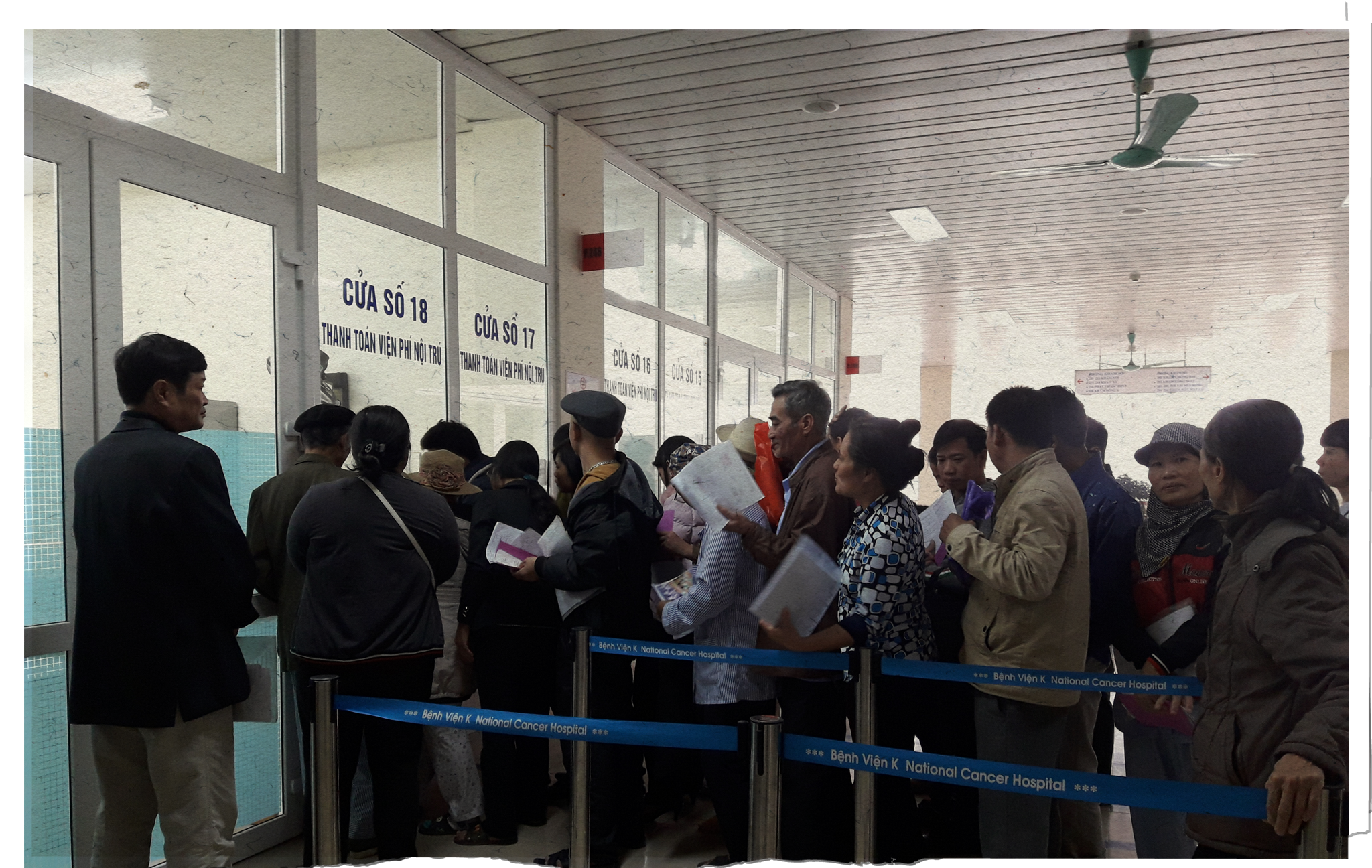 Bệnh nhân xếp hàng chờ khám tại một bệnh viện tuyến Trung ương. (Ảnh: Thùy Giang/Vietnam+)