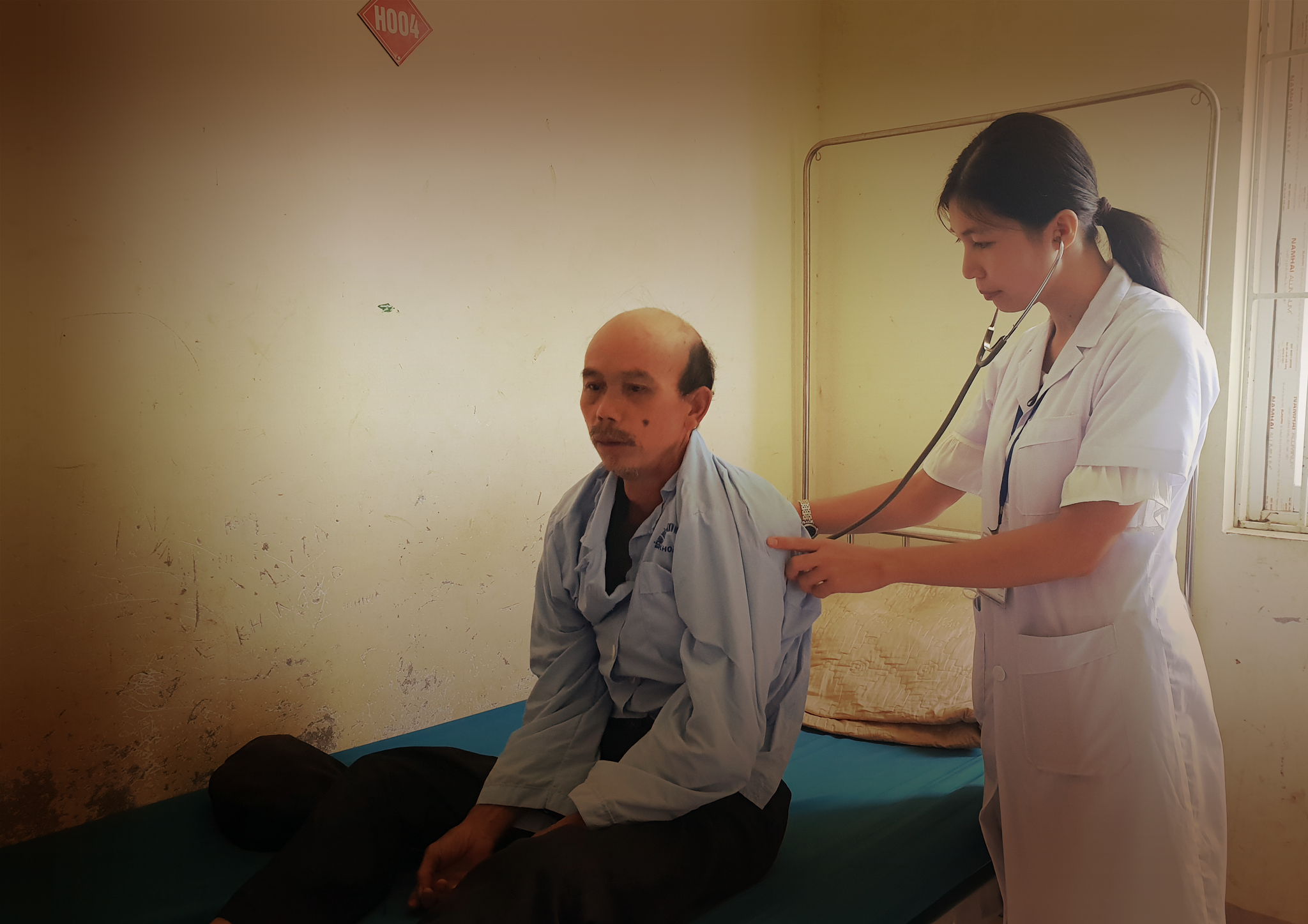 Bác sỹ Bùi Thị Tặng theo dõi tình hình sức khỏe bệnh nhân tại Bệnh viện Đa khoa huyện Hoàng Su Phì. (Ảnh: T.G/Vietnam+) 