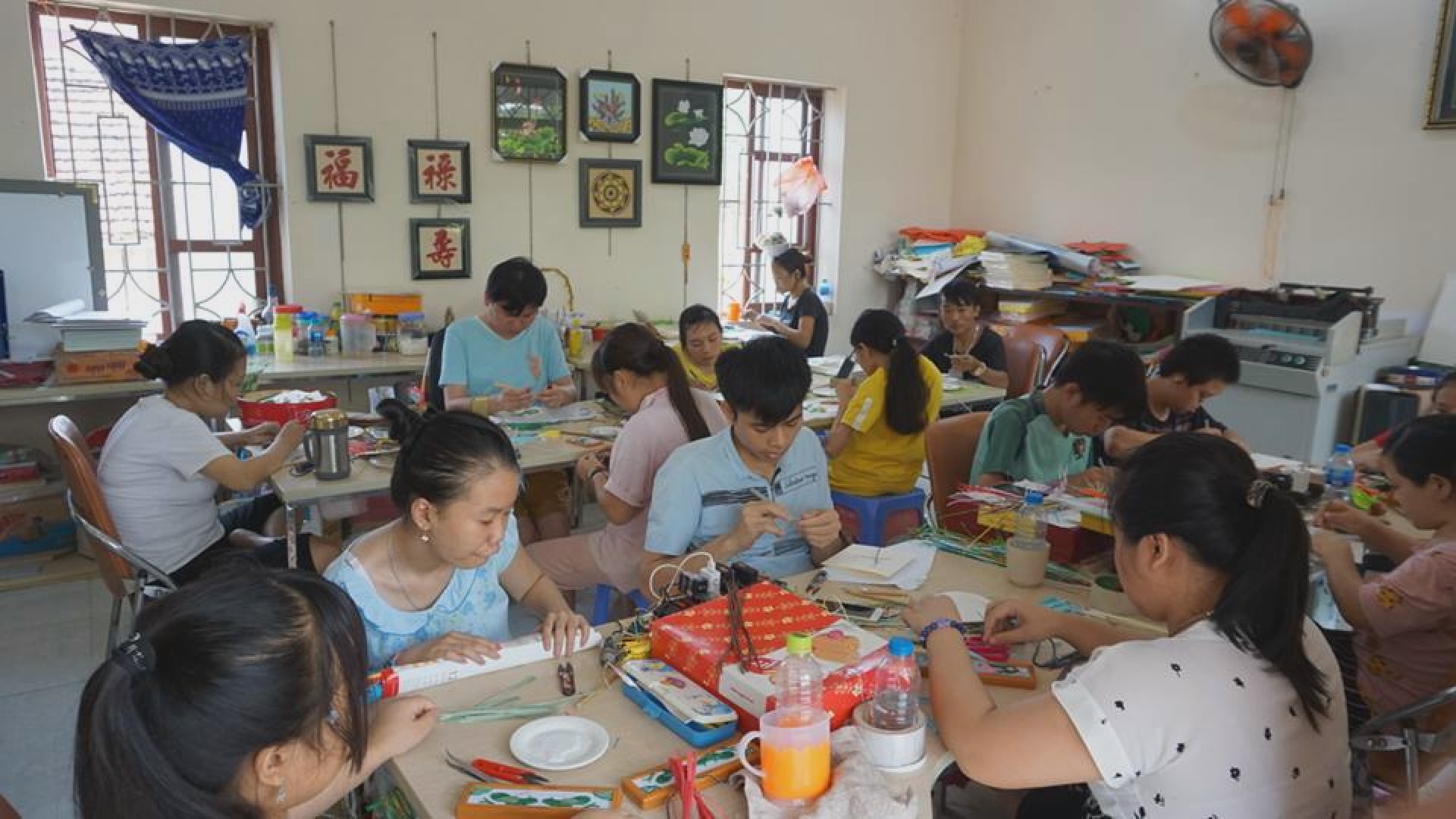 There are over 20 staff working at Thuong Thuong Handmade workshop (Photo: Phuong Vu/VNA)