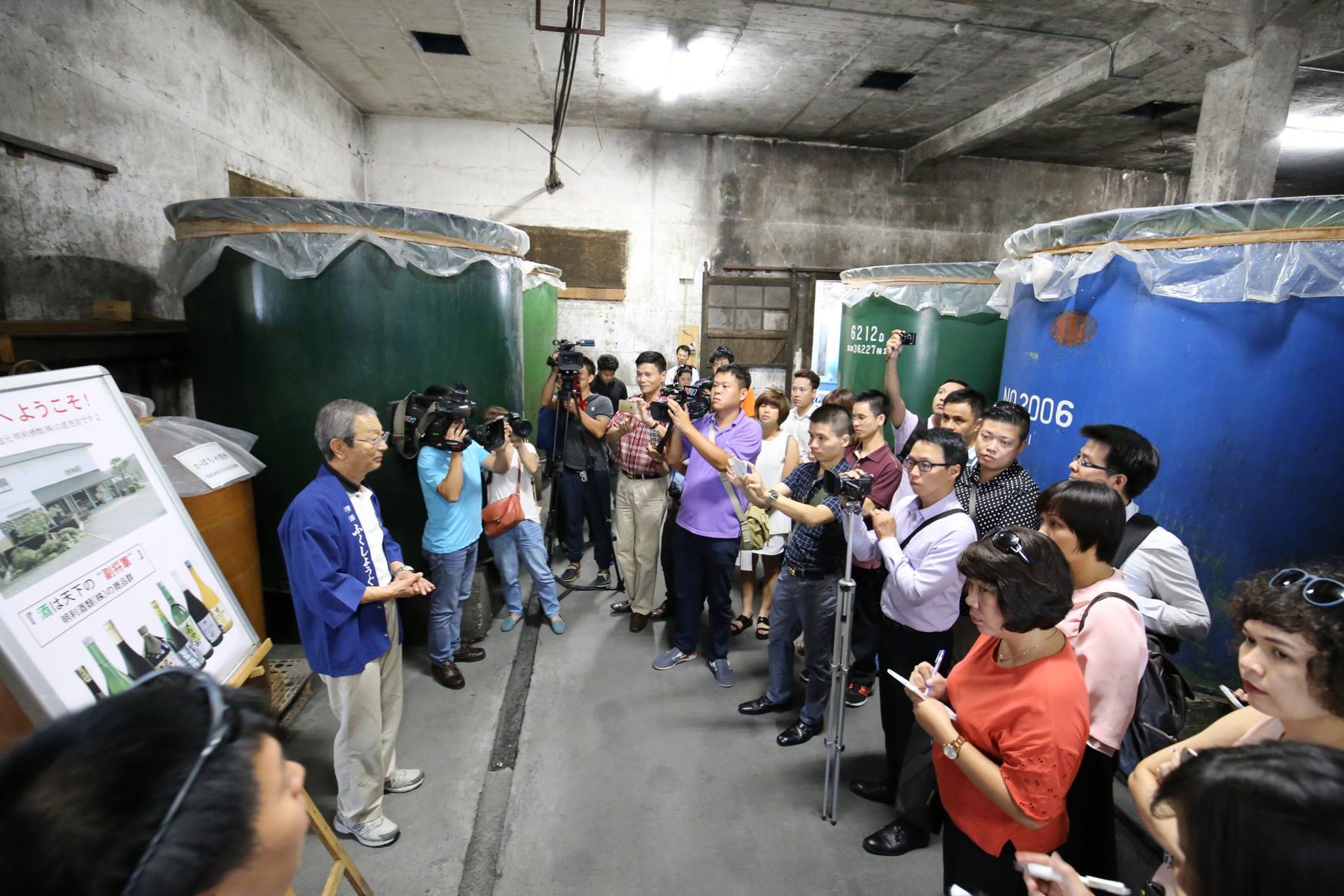 Du khách và đoàn báo chí Việt Nam tìm hiểu về quy trình ủ rượu mơ truyền thống ở Ibaraki, Nhật Bản. (Ảnh: Như Nam)