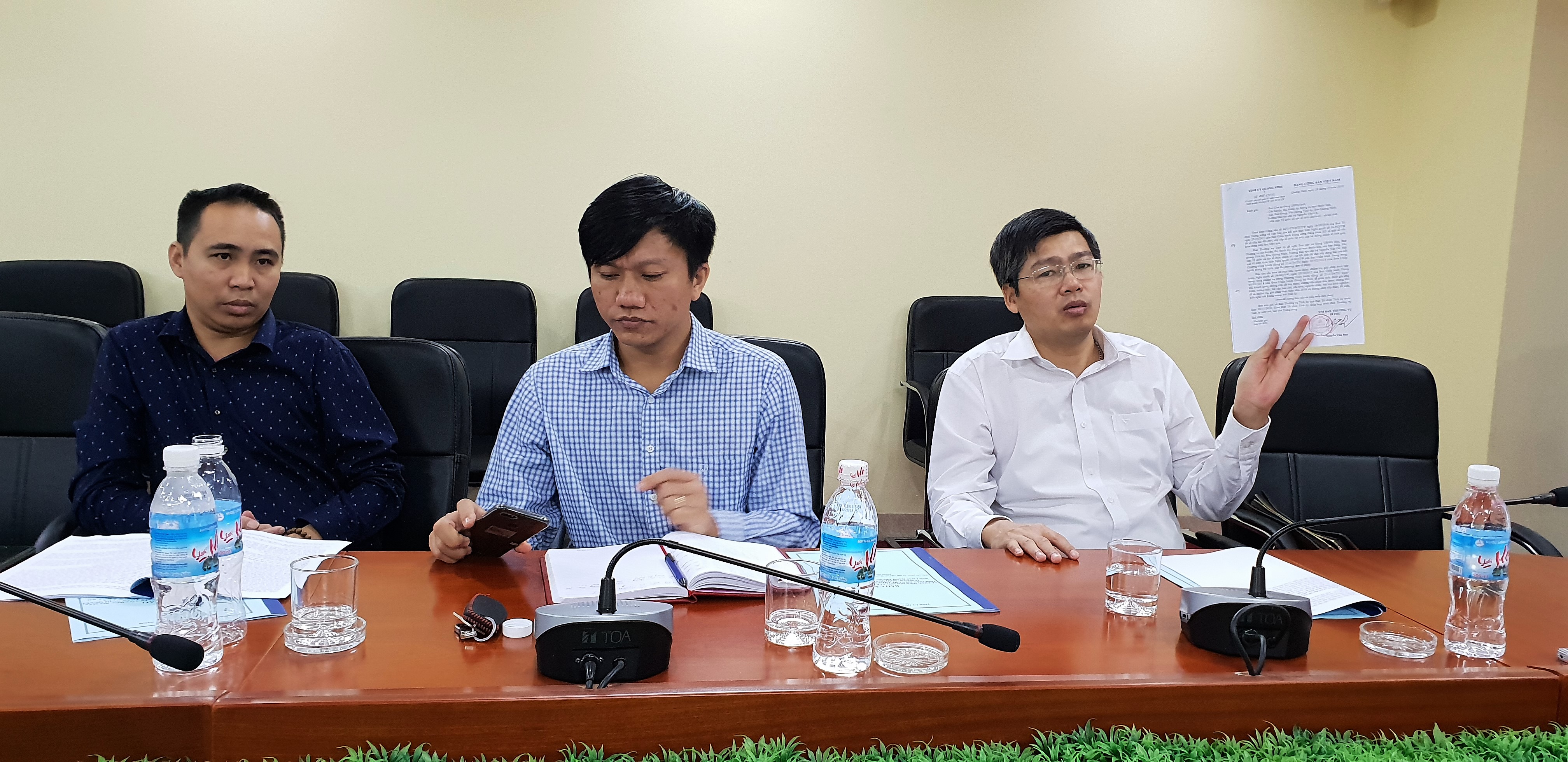 Ông Hoàng Bá Hướng (ngoài cùng bên phải), Phó Trưởng ban Tổ chức Tỉnh ủy Quảng Ninh (Ảnh: Bảo Ngọc/TTXVN)