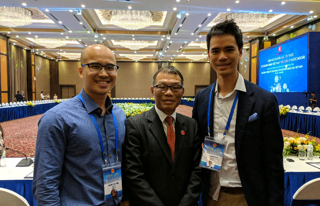 Nguyễn Duy Tùng và ông Võ Quang Huệ (giữa), phó Tổng giám đốc Tập đoàn Vingroup