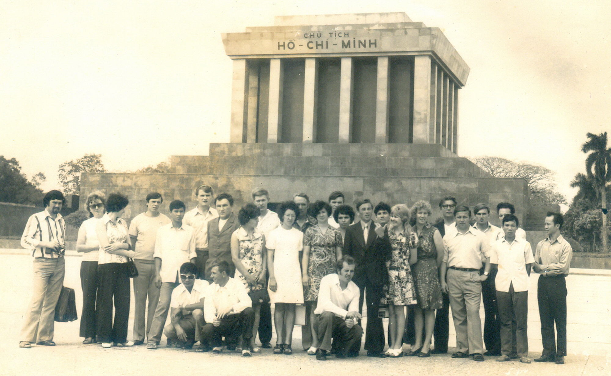 Ông Đỗ Đình Cương (đứng thứ hai từ phải sang), một trong số ít người thuộc lứa hướng dẫn viên đầu tiên của Việt Nam dẫn đoàn khách du lịch Liên Xô thăm Lăng Bác từ những năm 1970. (Ảnh tư liệu do nhân vật cung cấp)
