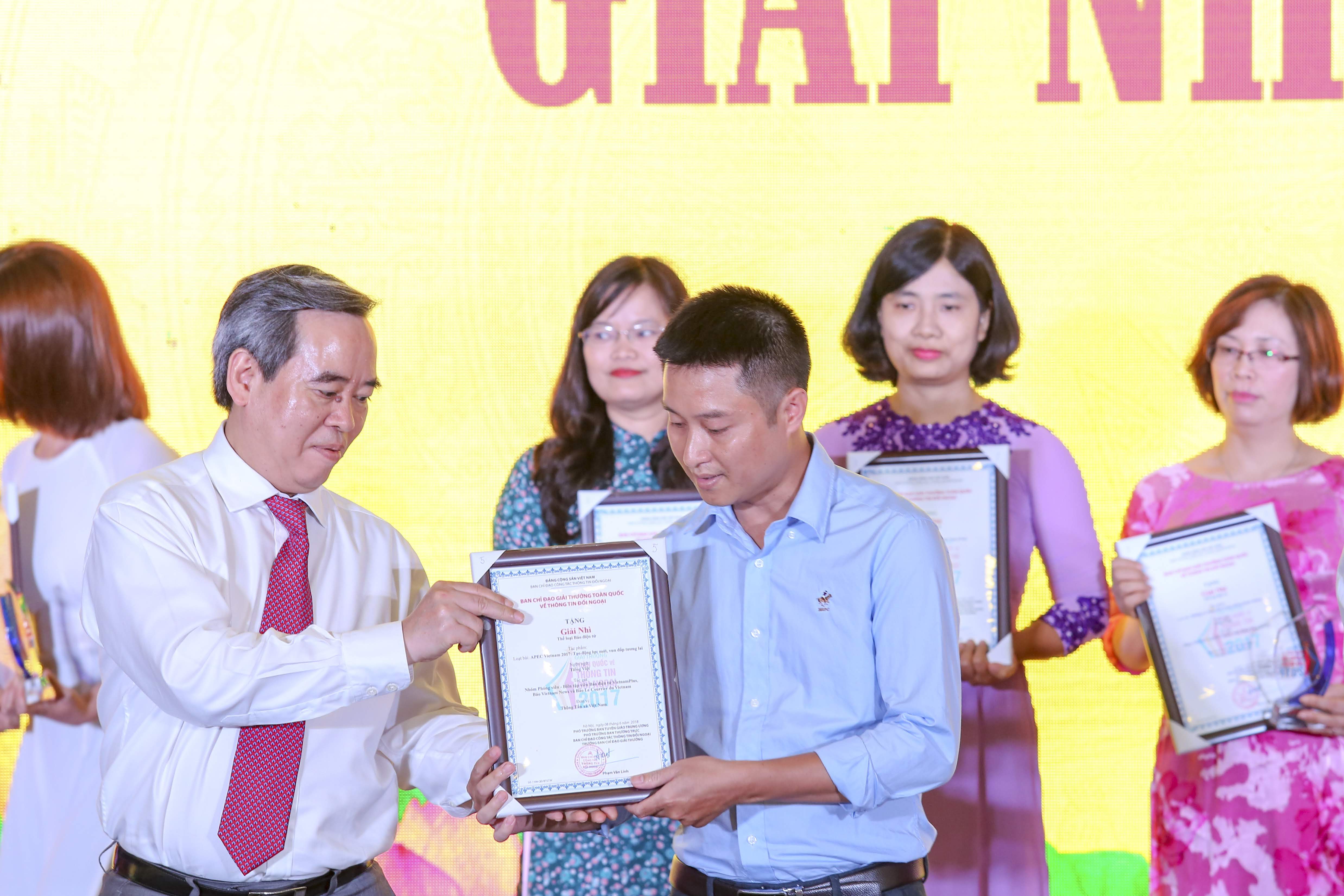 Nhà báo Hoàng Nhật nhận Giải thưởng Báo chí Quốc gia. (Nguồn: Vietnam+)