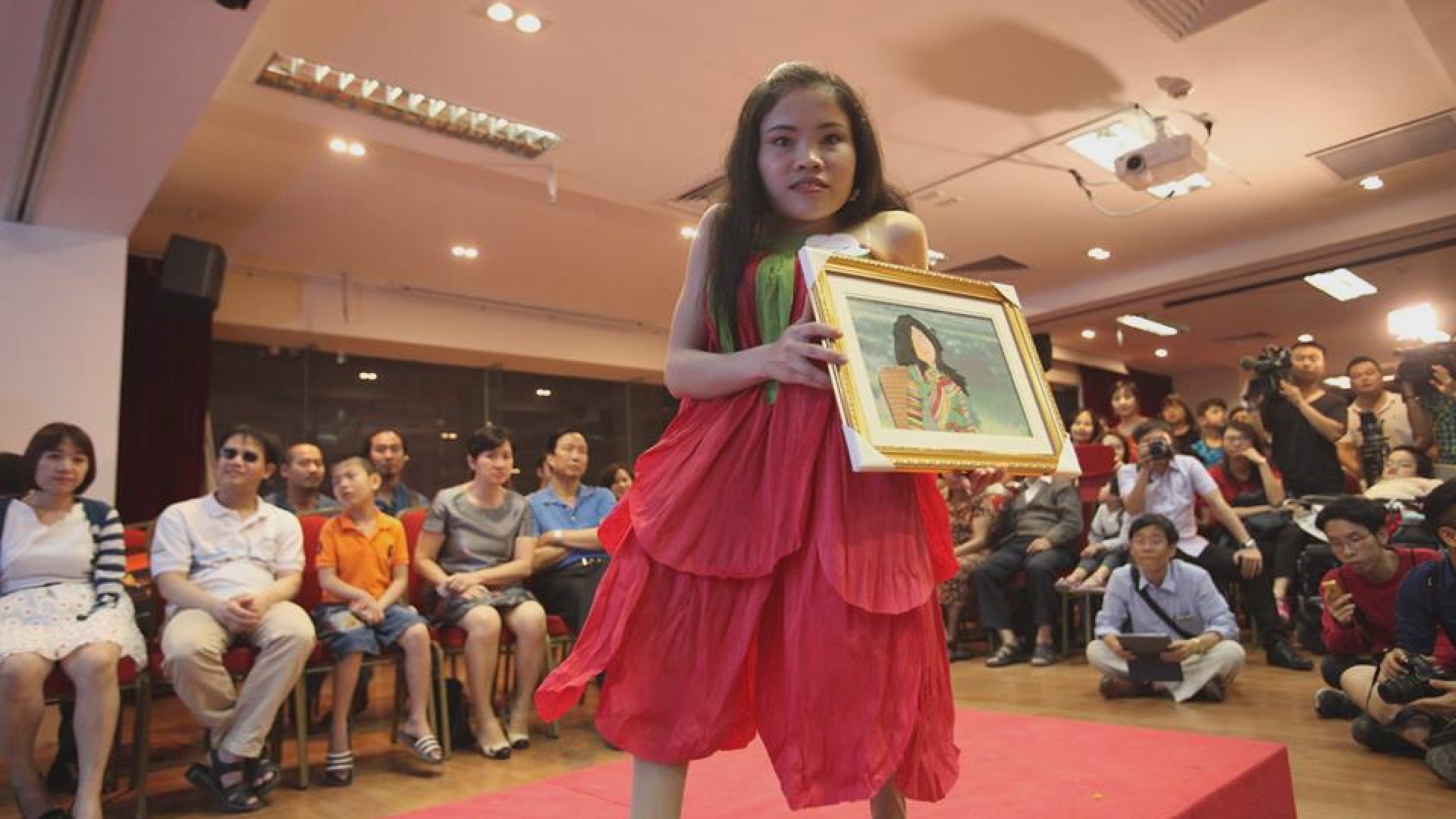Thuong Thuong Handmade hosted a fashion show in Hanoi, featuring her staff as models. Hoang Phuong Thao wears a paper dress and a quilling artwork she has made  (Photo: Courtesy of Thuong)