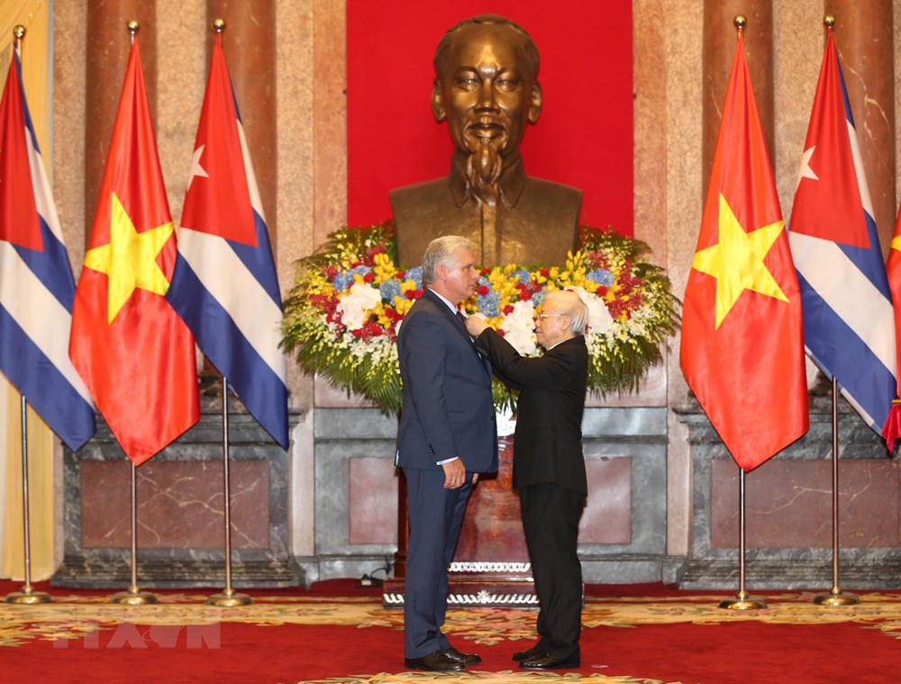 Nguyen Phu Trong entregó la Orden Ho Chi Minh a Miguel Diáz-Canel (Fuente: VNA)