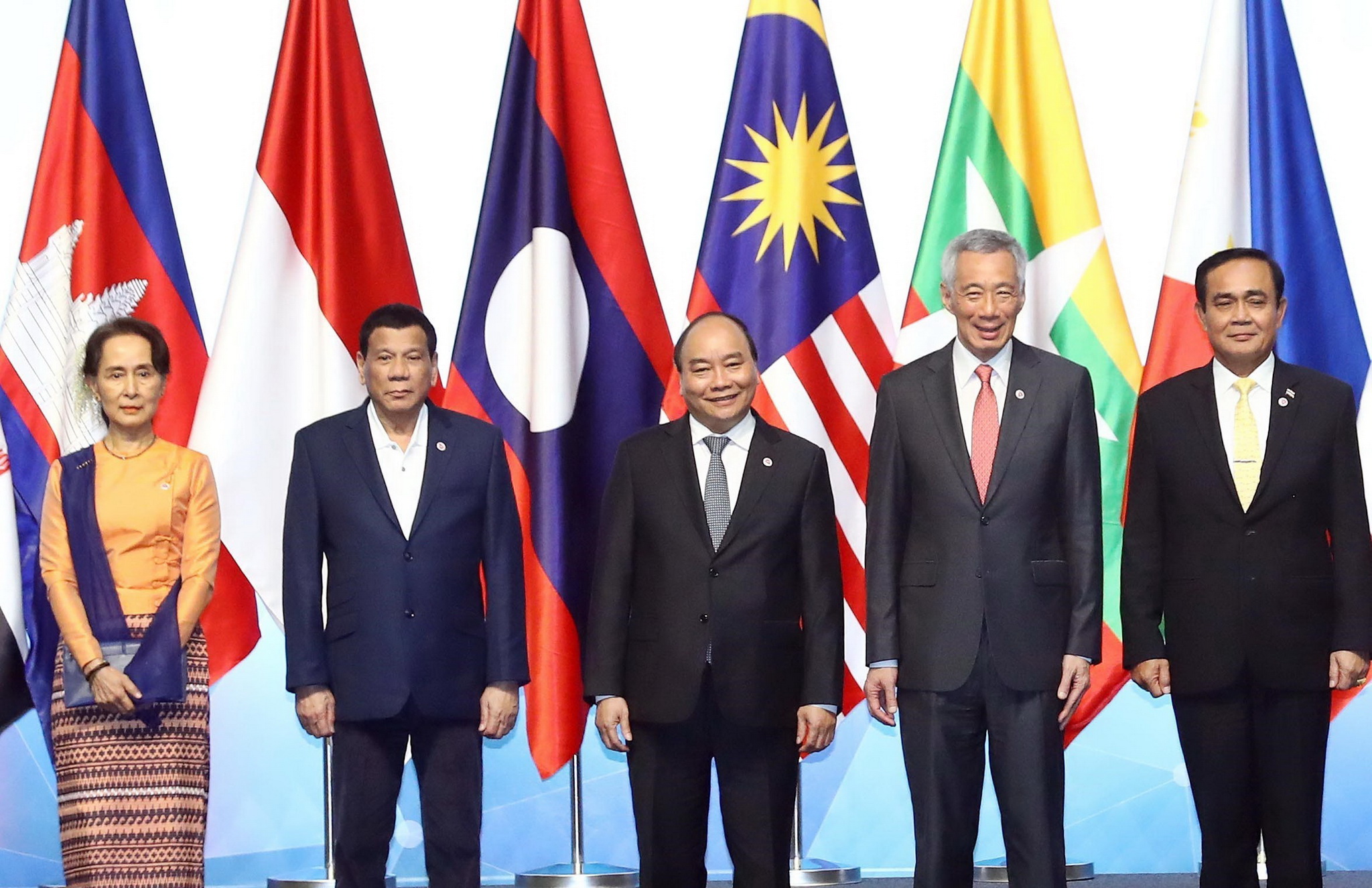 Thủ tướng Nguyễn Xuân Phúc (giữa) và các trưởng đoàn chụp ảnh chung tại Lễ khai mạc Hội nghị Cấp cao ASEAN 33. (Ảnh: Thống Nhất/TTXVN)