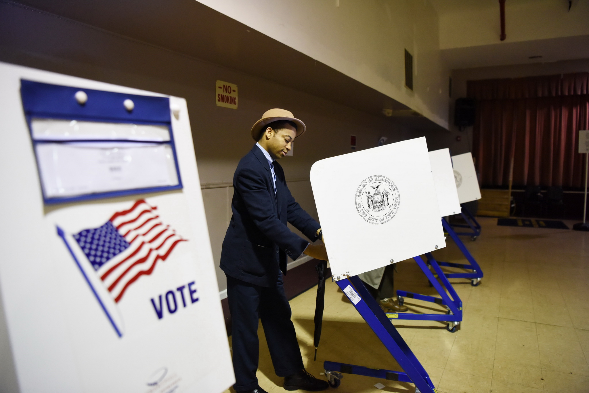 Cử tri Mỹ bỏ phiếu bầu Quốc hội giữa nhiệm kỳ tại điểm bầu cử ở New York, ngày 6/11/2018. (Ảnh: THX/TTXVN)