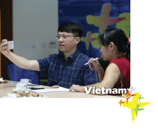 Tổng Biên tập đầu tiên của VietnamPlus, ông Lê Quốc Minh hướng dẫn phóng viên làm báo mobile. 