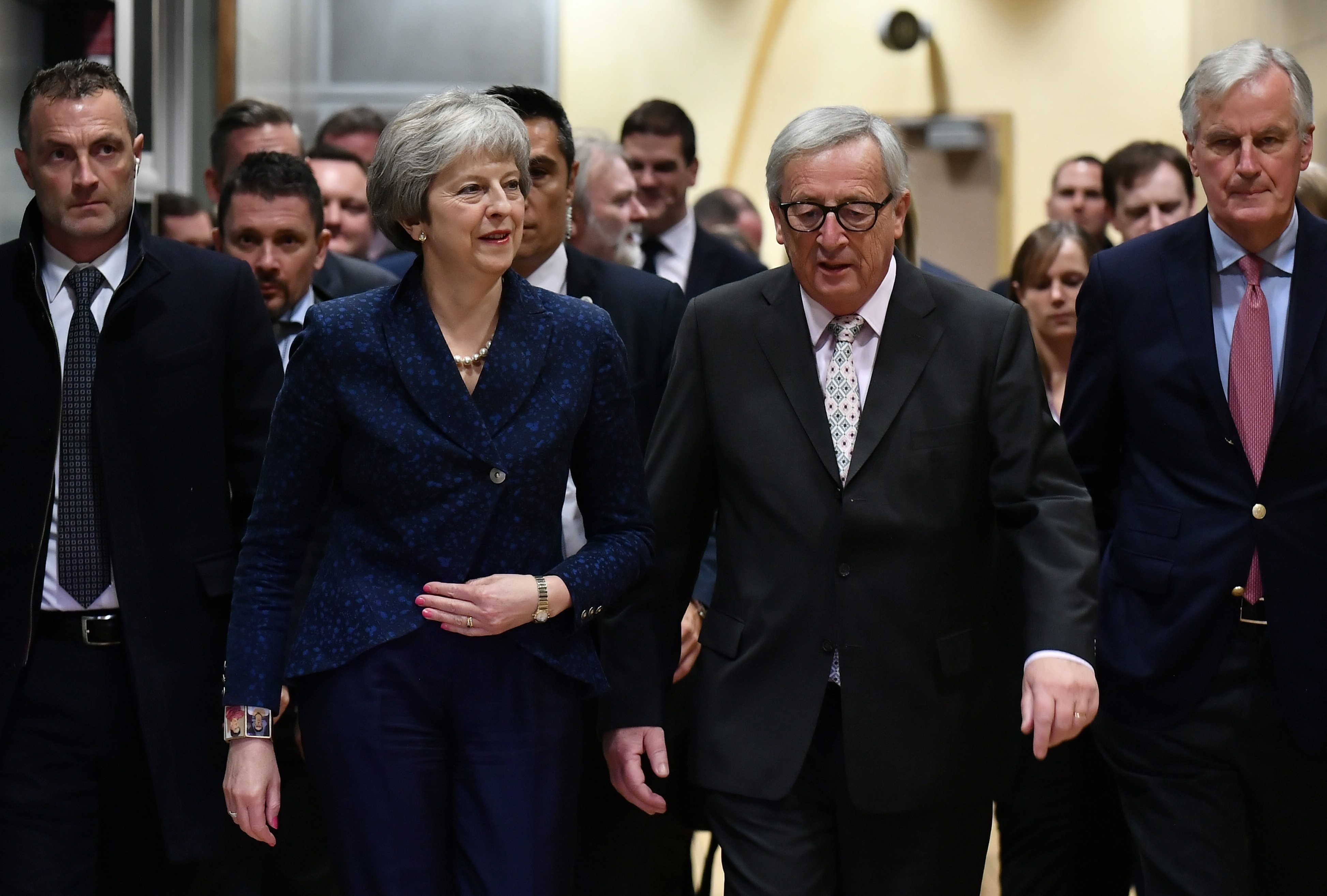 Chủ tịch Ủy ban châu Âu Jean-Claude Juncker (giữa) và Thủ tướng Anh Theresa May (trái) tại Brussels, Bỉ ngày 24/11/2018. (Nguồn: AFP/TTXVN)