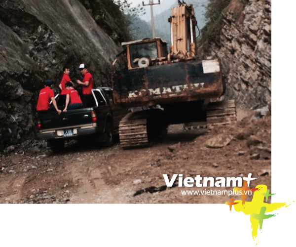 Báo VietnamPlus trong hành trình đến với đồng bào vùng lũ. (Nguồn: Vietnam+)