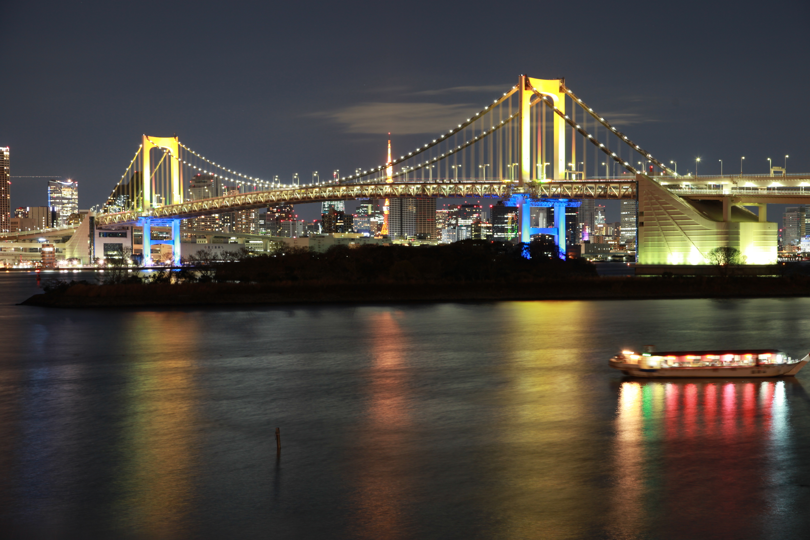 Cầu Vồng, chiếc cầu treo nổi tiếng tại nối đảo Odaiba với thủ đô Tokyo. (Ảnh: Nguyễn Tuyến/Vietnam+)