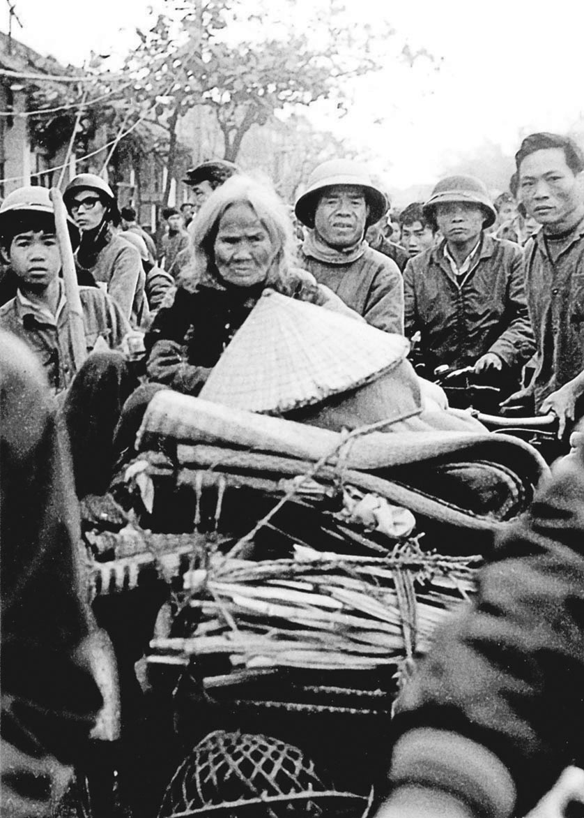 Người dân phố Khâm Thiên đi sơ tán sáng ngày 27/12/1972. (Ảnh: Chu Chí Thành)