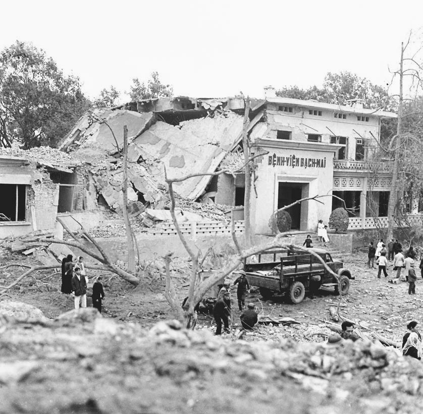 Bệnh viện Bạch Mai bị B52 đánh sập. (Ảnh: Chu Chí Thành)