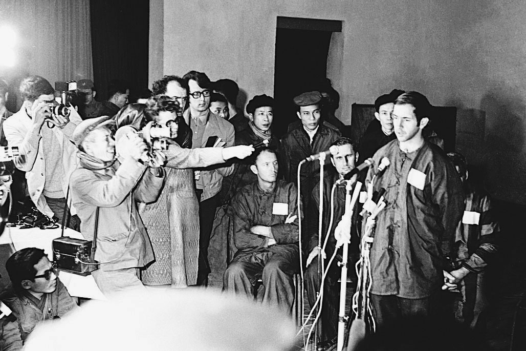Phi công Mỹ thừa nhận sự thất bại của mình sau khi đánh vào khu dân cư Hà Nội trước truyền thông quốc tế, tháng 12/1972. (Ảnh: Chu Chí Thành)
