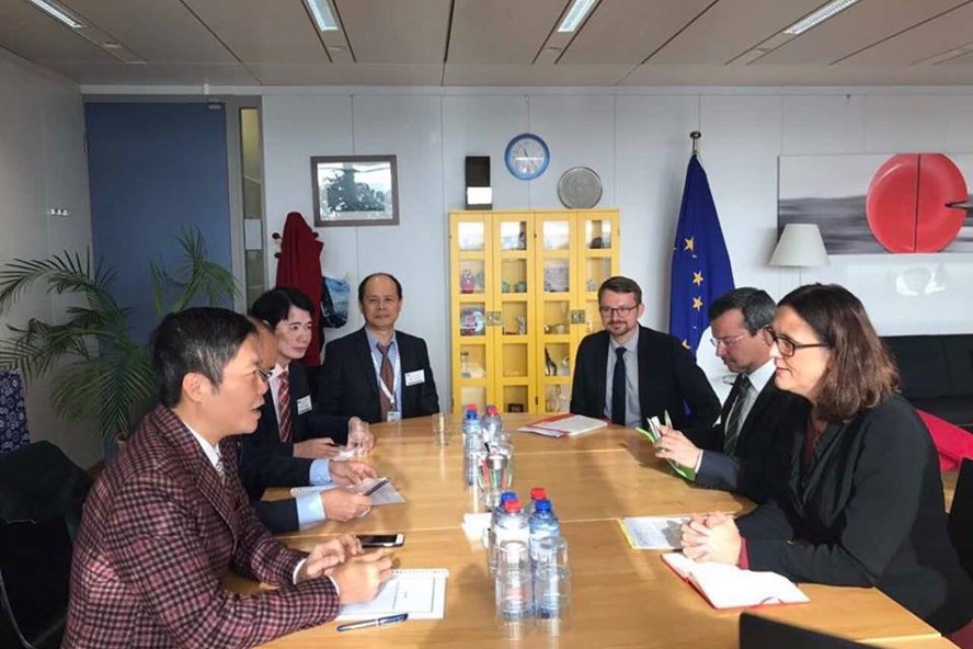 Séance de travail entre le ministre vietnamien de l’Industrie et du Commerce, Tran Tuan Anh, et la commissaire européenne chargée du Commerce, Cecilia Malmström, le 19 octobre à Bruxelles.  
