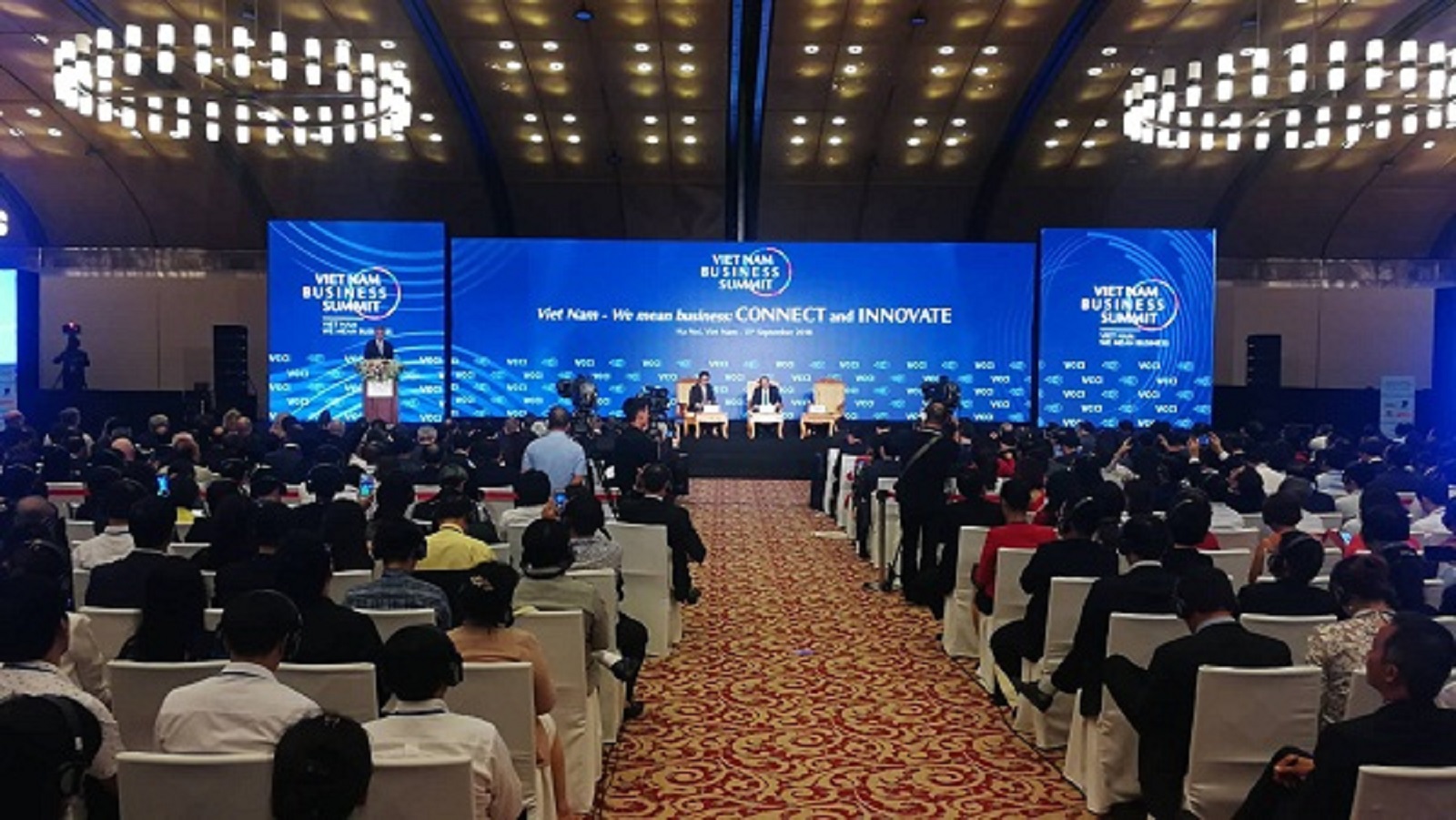 The Vietnam Business Summit receives 1,200 international and domestic businesses (Photo: VNA)
