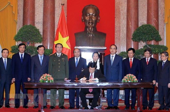 Chủ tịch nước Trương Tấn Sang Ký‎ Lệnh công bố Hiến pháp nước Cộng hòa xã hội chủ nghĩa Việt Nam năm 2013. (Ảnh: Nguyễn Khang/TTXVN)