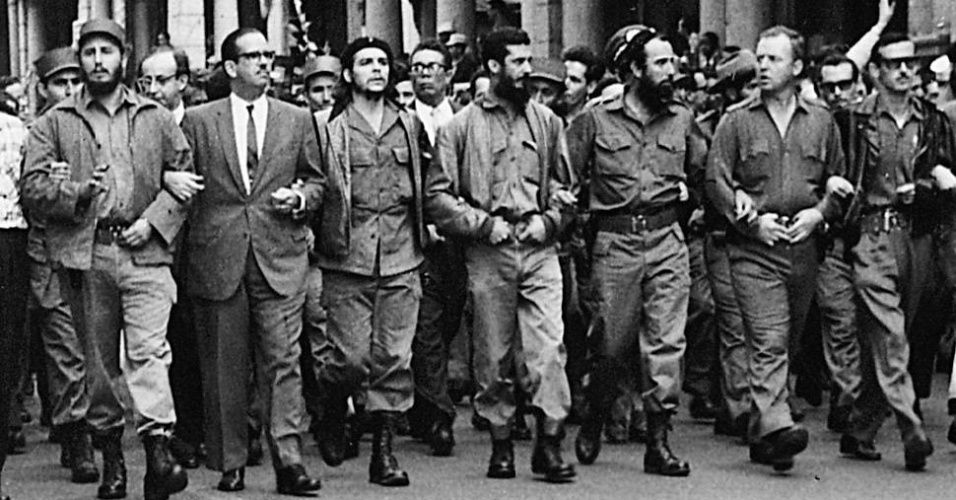 Fidel (ngoài cùng bên trái) cùng các nhà lãnh đạo cách mạng Cuba dẫn đầu cuộc diễu hành tưởng niệm tại La Habana ngày 5 tháng 5 năm 1960, ủng hộ các nạn nhân của vụ nổ tàu chở hàng La Cououst. 