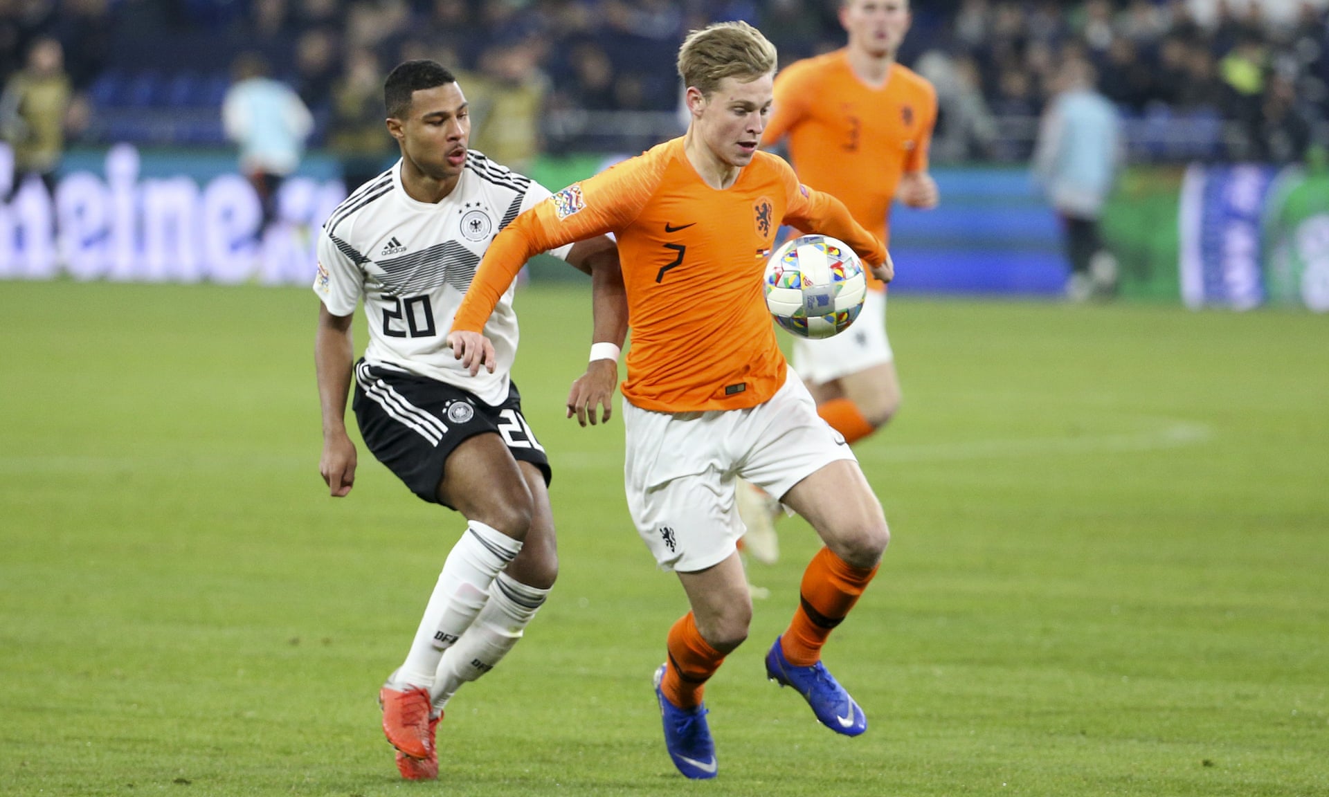 Frenkie de Jong góp công giúp Hà Lan vượt qua Pháp và Đức, để đứng đầu bảng đấu Nations League. Ảnh: Jean Catuffe/Getty Images.