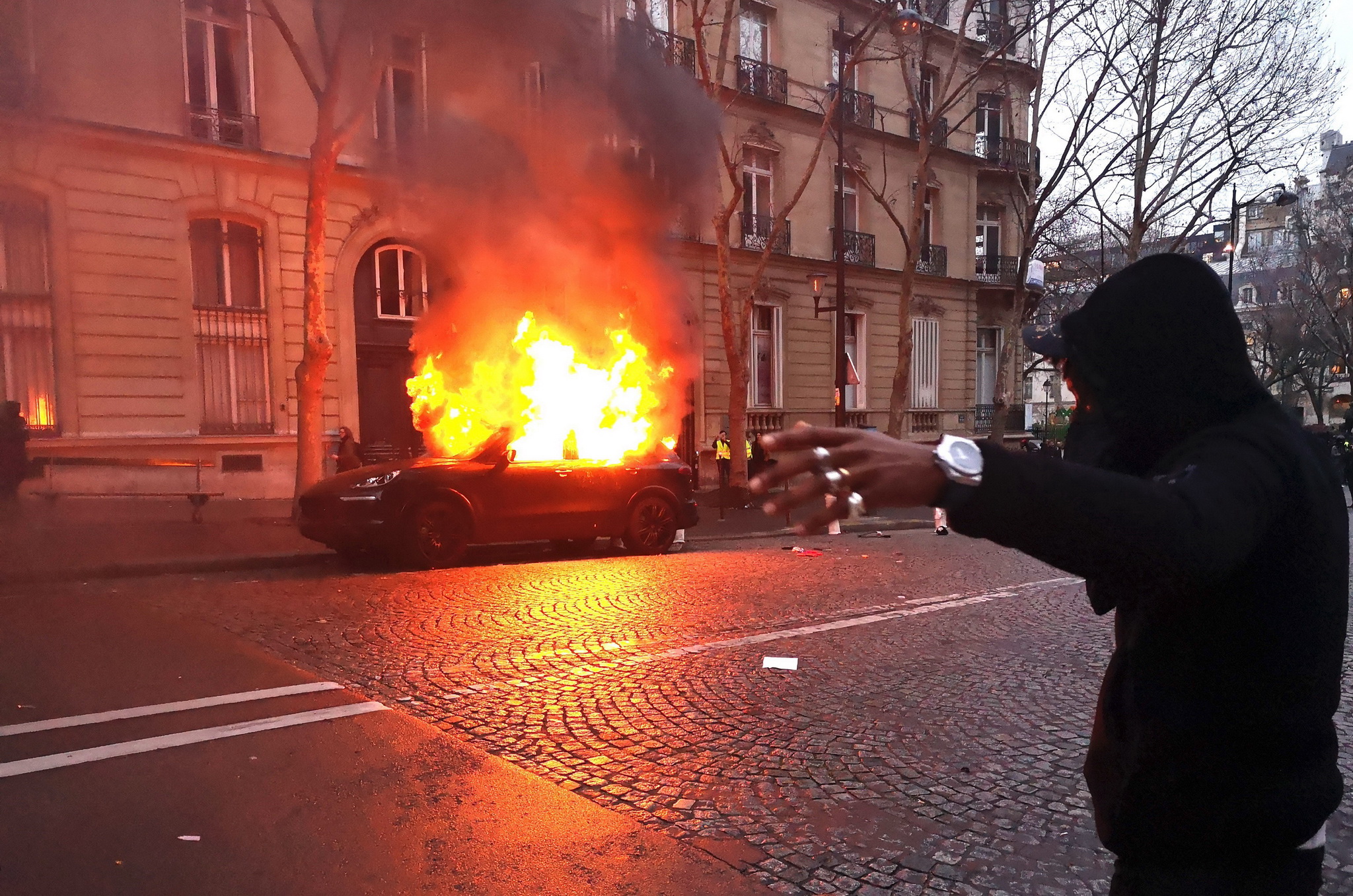 Ôtô bị thiêu cháy trong cuộc biều tình của phe 'Áo vàng' tại thủ đô Paris, Pháp ngày 8/12/2018. (Ảnh: THX/TTXVN)