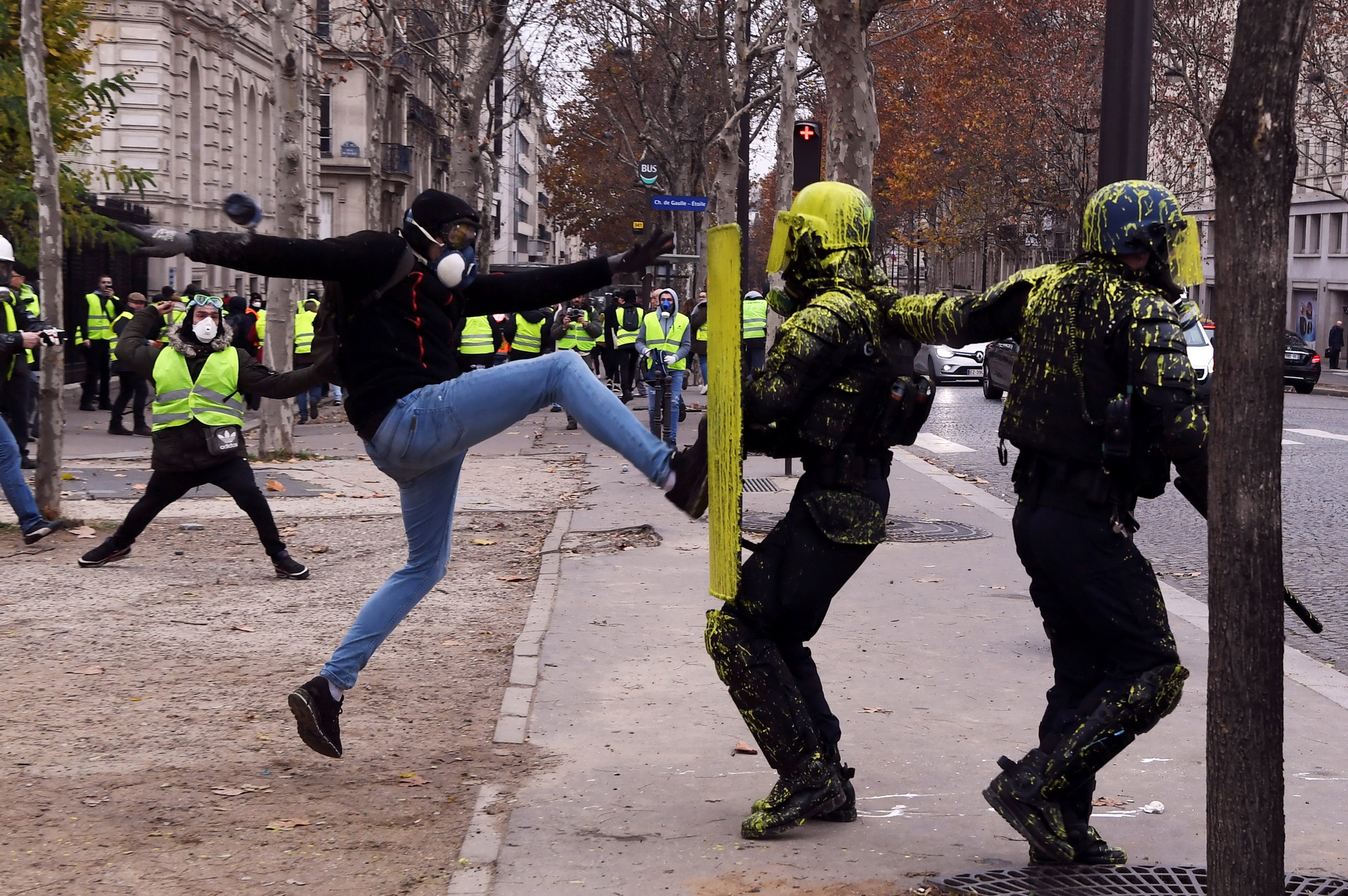 Xung đột bùng phát giữa cảnh sát chống bạo động (phải) và người biểu tình 'Áo vàng' gây bạo loạn tại Paris ngày 1/12/2018. (Ảnh: AFP/TTXVN)