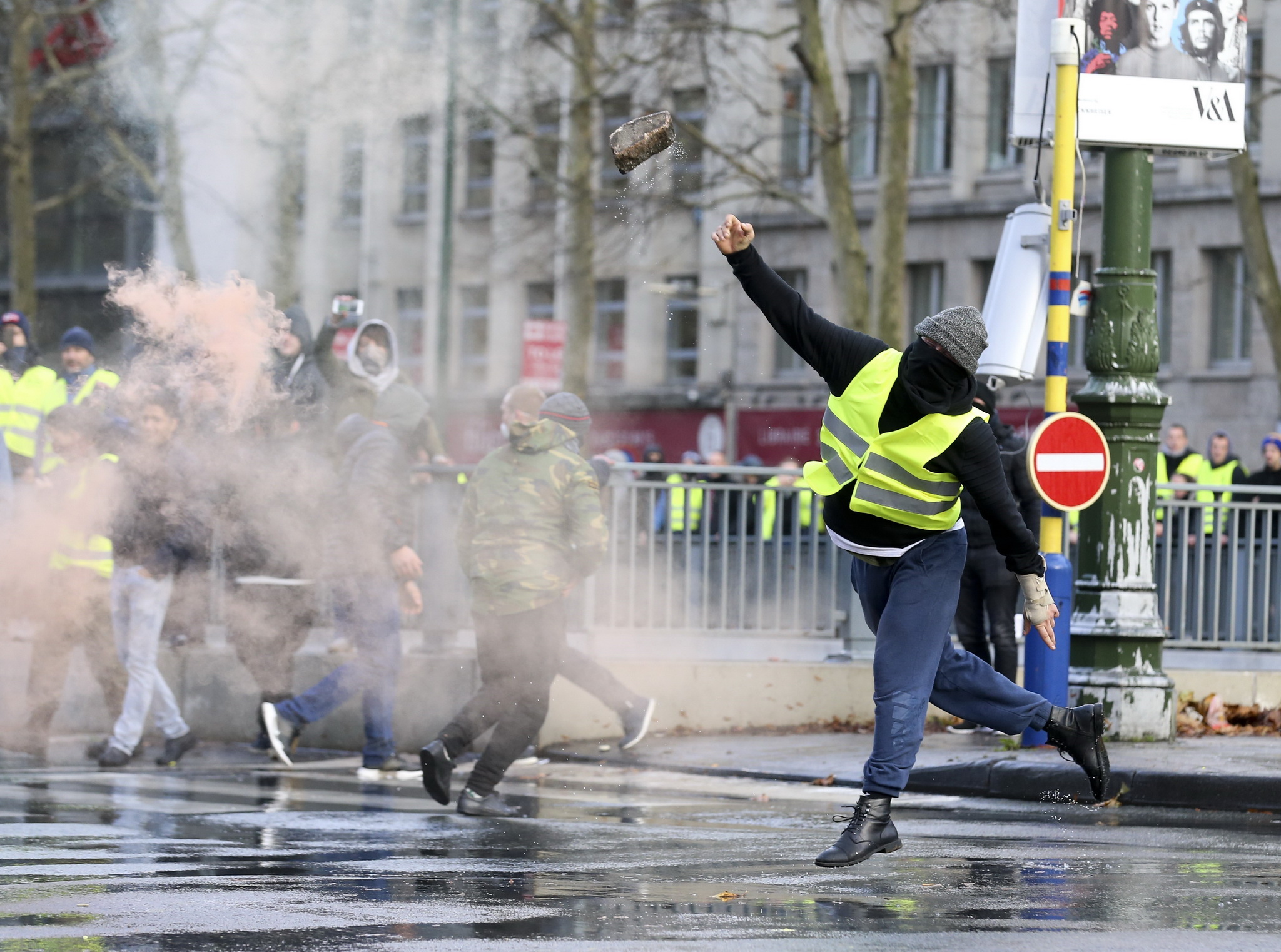 Người biểu tình 'Áo vàng' gây bạo loạn tại Brussels, Bỉ ngày 8/12/2018. (Ảnh: THX/TTXVN)