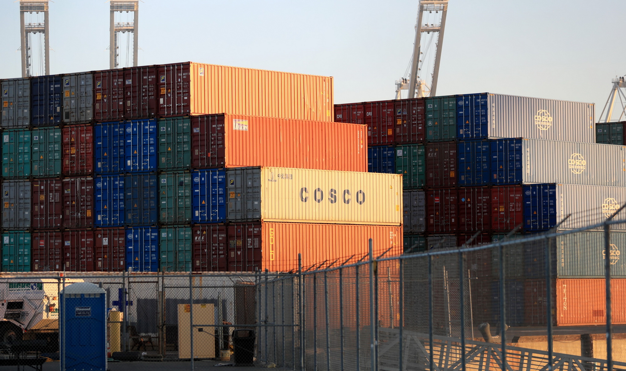 Hàng hóa Trung Quốc được xếp tại cảng Long Beach, Los Angeles, Mỹ ngày 23/8/2018. (Ảnh: THX/ TTXVN)