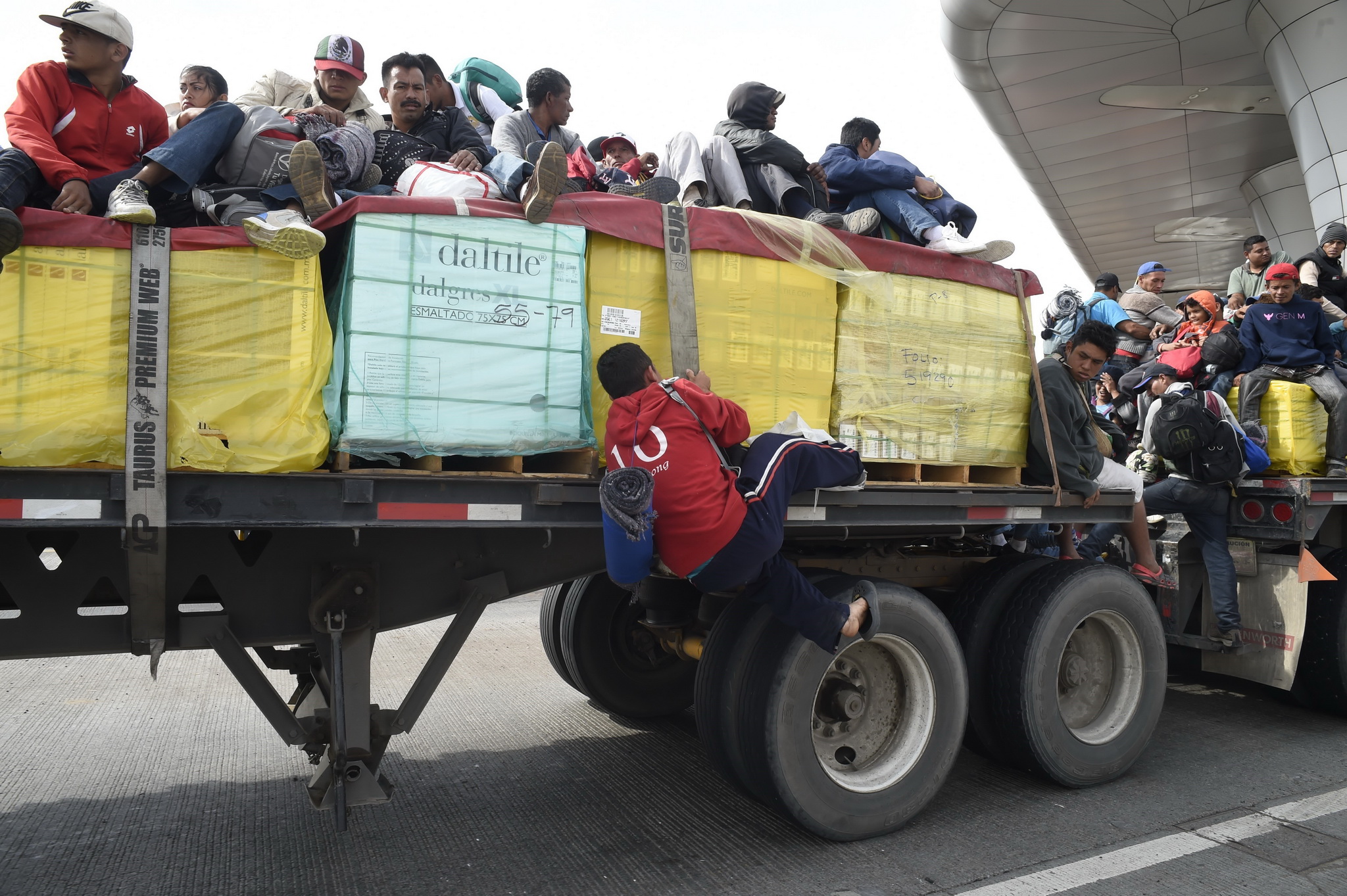 Người di cư Trung Mỹ tại khu vực ngoại ô La Piedad, bang Michoacan, Mexico, trong hành trình tới Mỹ ngày 10/11/2018. (Ảnh: AFP/TTXVN)