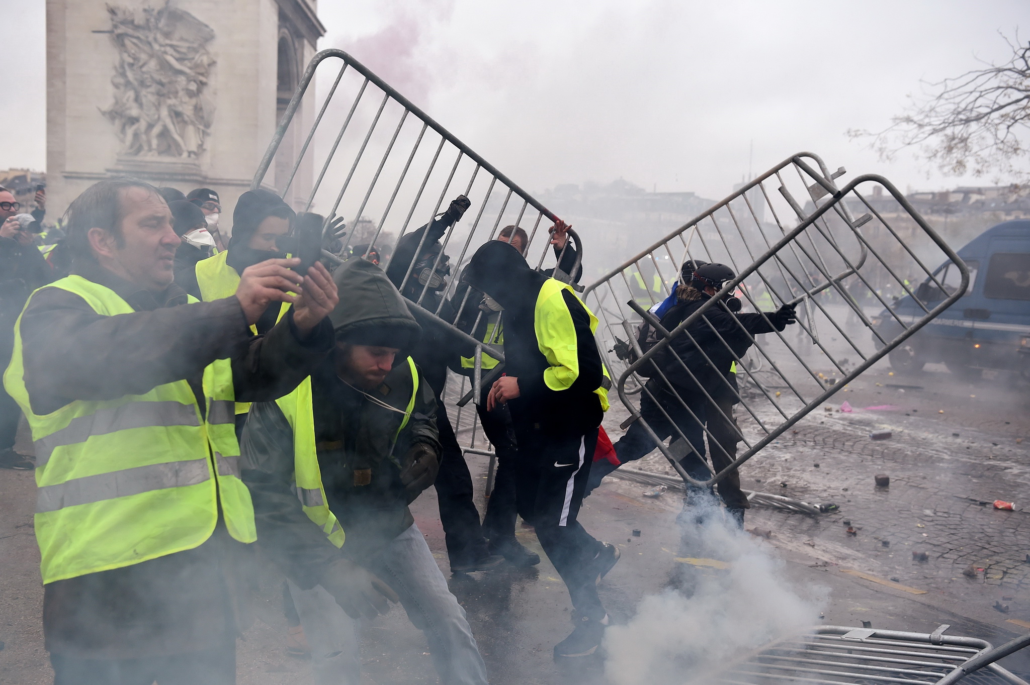 Người biểu tình ‘Áo vàng’ gây bạo loạn trên Đại lộ Champs Elysees ở Paris nhằm phản đối tăng giá nhiên liệu, ngày 1/12/2018. (Ảnh: AFP/TTXVN)