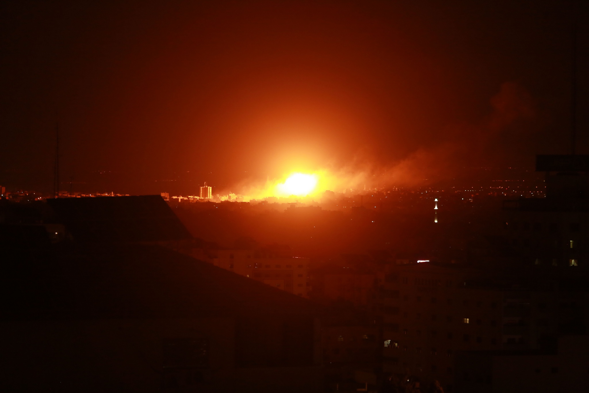 Khói lửa bốc lên sau các cuộc không kích của Israel xuống thành phố Gaza ngày 27/10/2018. (Ảnh: AFP/TTXVN)