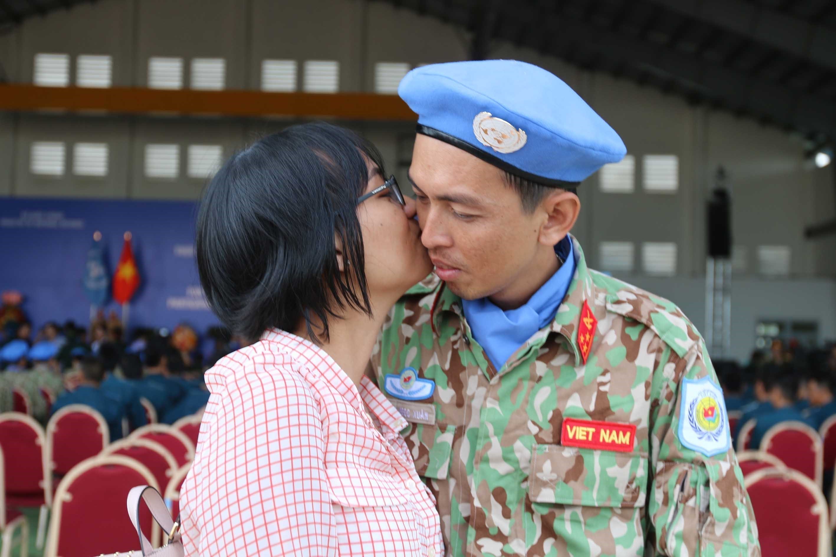 Un officier au revoir sa femme avant son départ en mission au Soudan du Sud. Photo : VNA