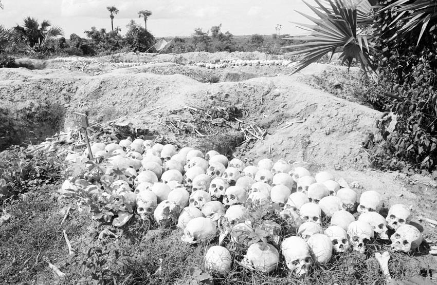 Trong ảnh: Những hố chôn tập thể người dân vô tội bị bọn diệt chủng Pol Pot – Ieng Sary sát hại, được phát hiện sau ngày giải phóng 7/1/1979 tại “Cánh đồng chết” Choeung Ek, cách Thủ đô PhnomPenh khoảng 17km về phía Nam. Choeung Ek là hố chôn người khổng lồ và kinh hoàng nhất trong số gần 100 mồ chôn tập thể trên khắp đất nước Campuchia. Ảnh: Thế Trung – TTXVN