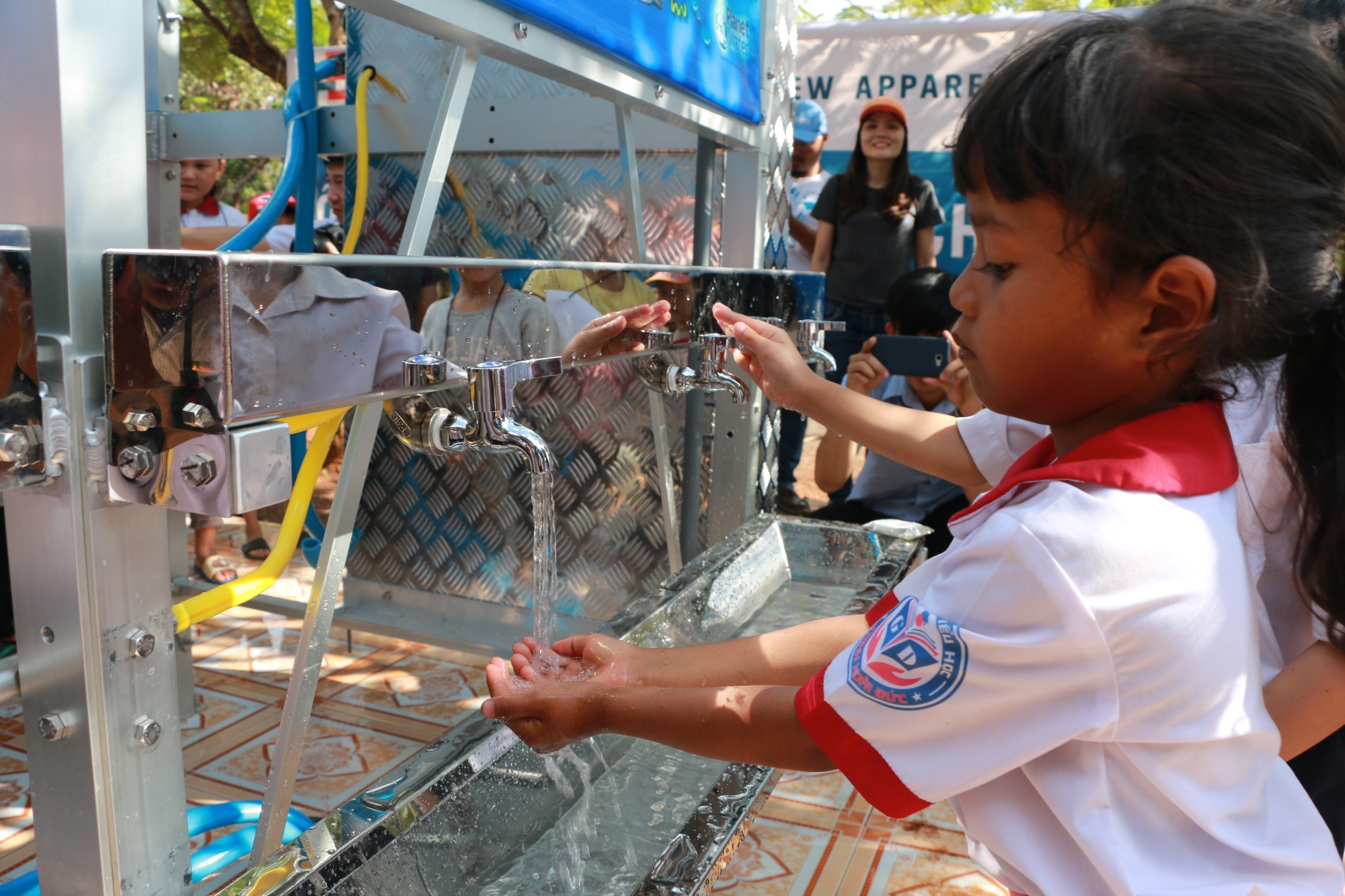 Học sinh nghèo Bình Phước dùng nước sạch. (Ảnh: K GỬIH/TTXVN)