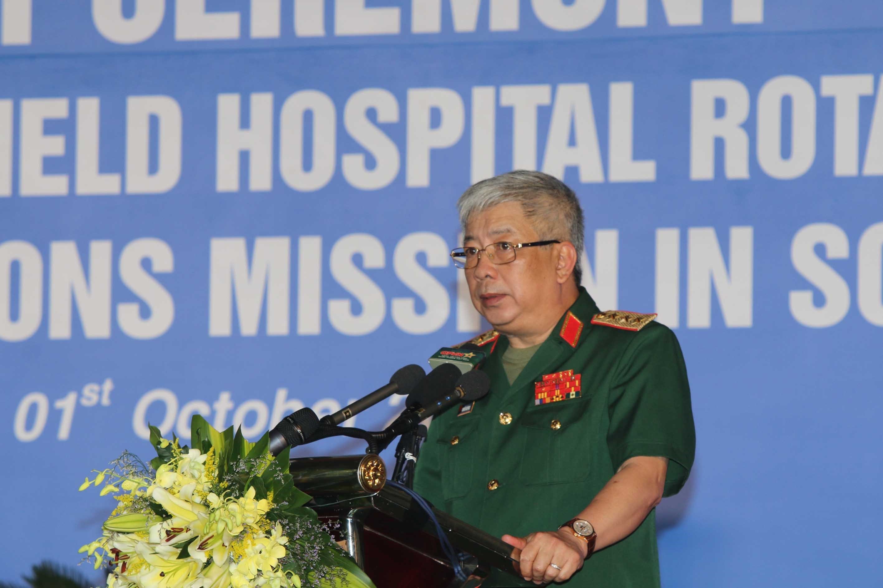 Le vice-ministre de la Défense Nguyen Chi Vinh prend la parole lors de la cérémonie  marquant le départ de l’Hôpital de campagne de deuxième niveau No1 pour participer à la Mission de maintien de la paix de l’ONU au Soudan du Sud, le 1er octobre à Hô Chi Minh-Ville.  Photo: VNA   
