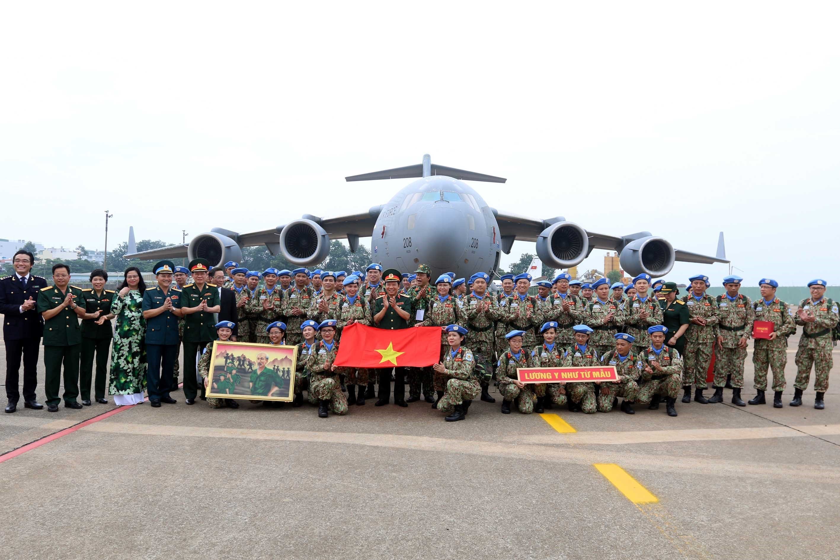 Des représentants de la 7è zone militaire, des autorités de Hô Chi Minh-Ville et membres de l’Hôpital de campagne de deuxième niveau No1 lors de la cérémonie marquant son départ pour participer à la Mission de maintien de la paix de l’ONU au Soudan du Sud. Photo: VNA