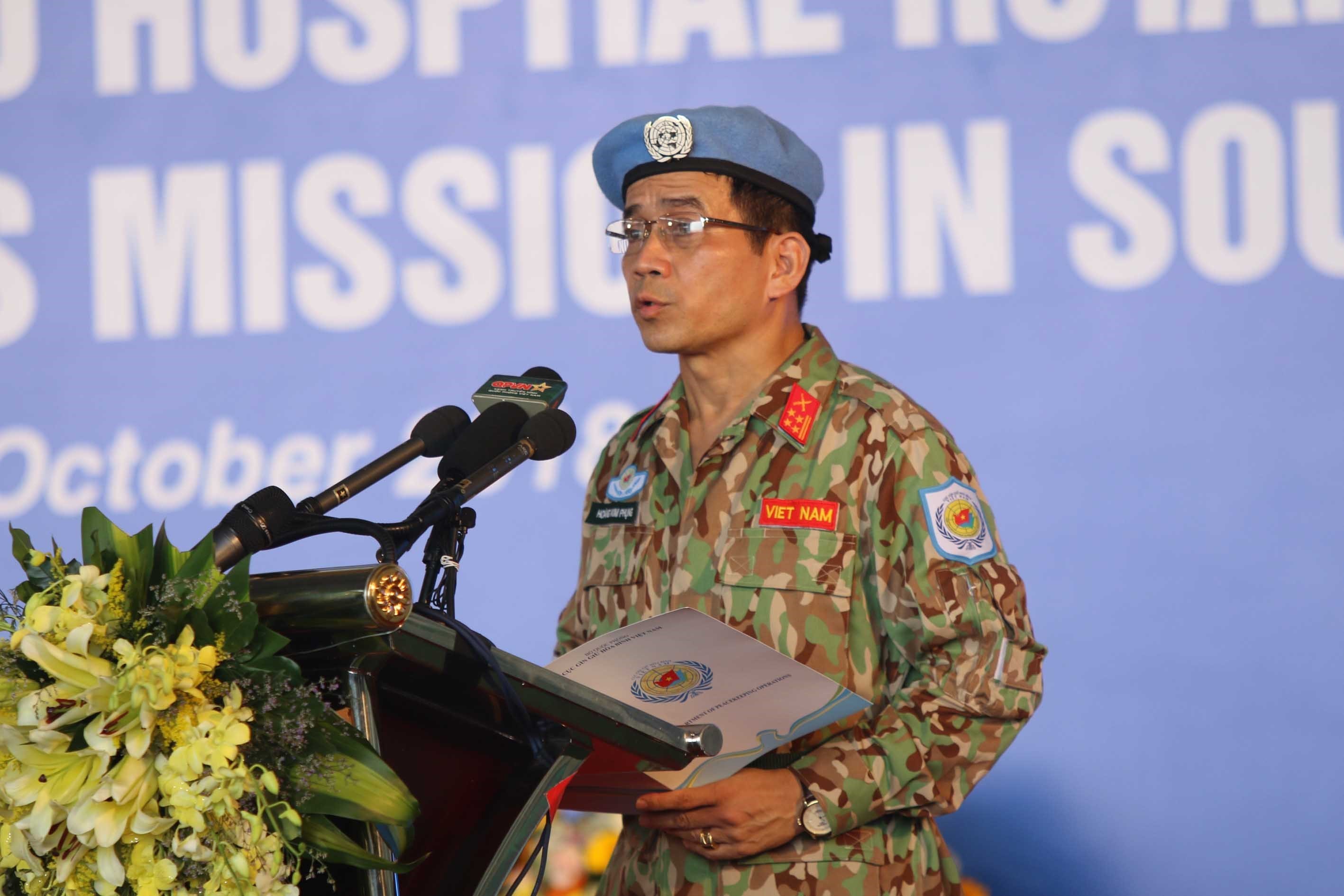 Le général Hoang Kim Phung, directeur du Département de maintien de la paix, prend la parole lors de la cérémonie le marquant le départ de l’Hôpital de campagne de deuxième niveau No1 pour participer à la Mission de maintien de la paix de l’ONU au Soudan du Sud. Photo: VNA   