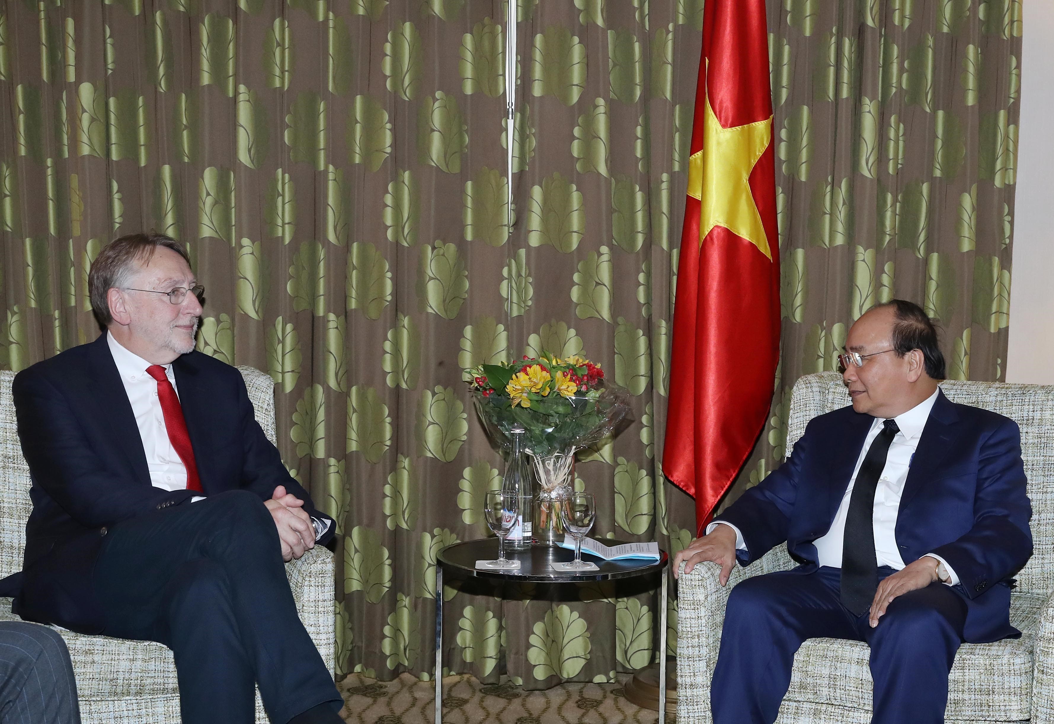 Le Premier ministre Nguyen Xuan Phuc (droite) rencontre Bernd Lange, président de la Commission du commerce international du Parlement européen, le 17 octobre à Bruxelles. 