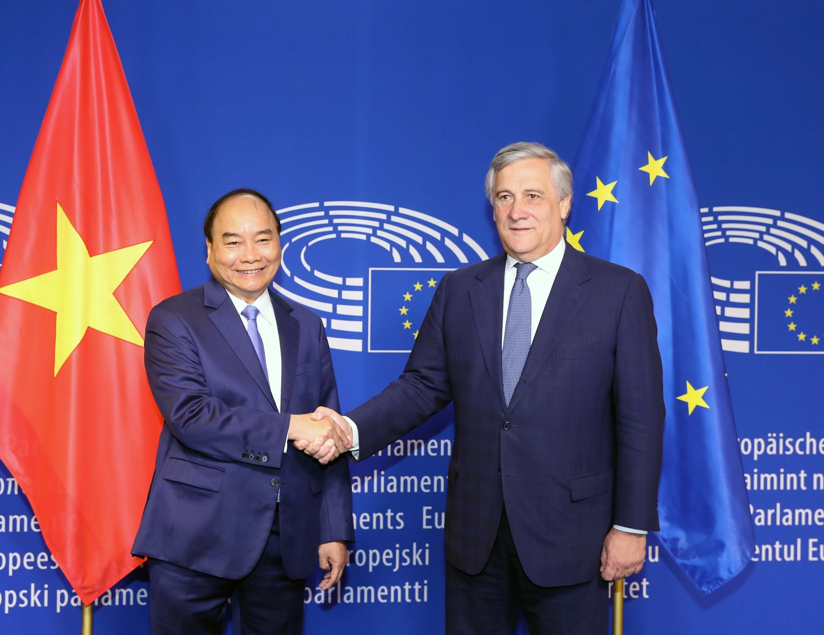 Le Premier ministre Nguyen Xuan Phuc (gauche) et le président du Parlement européen, Antonio Tajani.