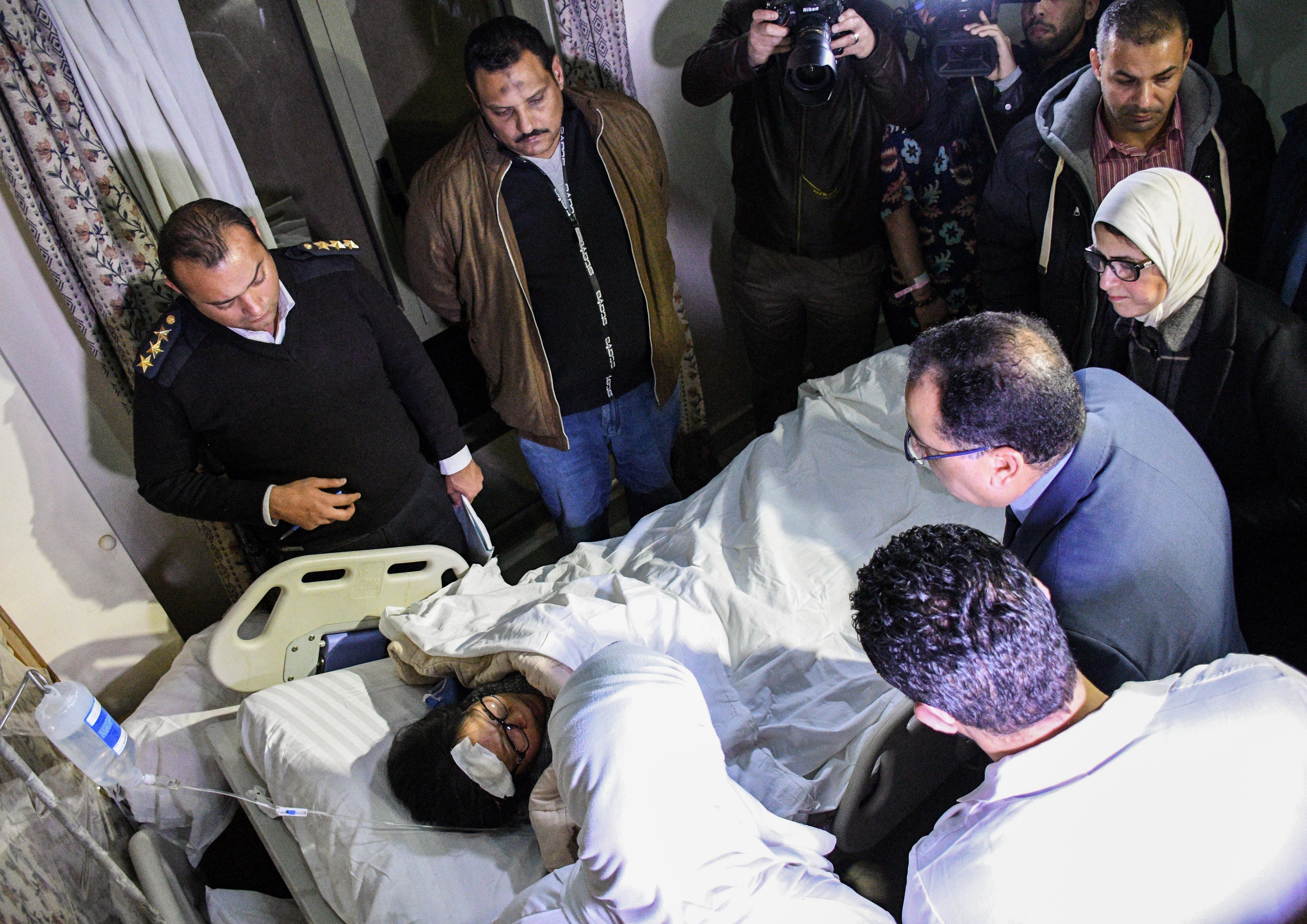 Thủ tướng Ai Cập Mostafa Madbouli (thứ 2, phải) và Bộ trưởng Y tế Hala Zayed (phải) tới bệnh viện ở quận Al-Haram thăm nạn nhân người Việt bị thương trong vụ xe chở khách du lịch trúng bom ở tỉnh Ginza chiều tối 28/12. (Ảnh: AFP/TTXVN)