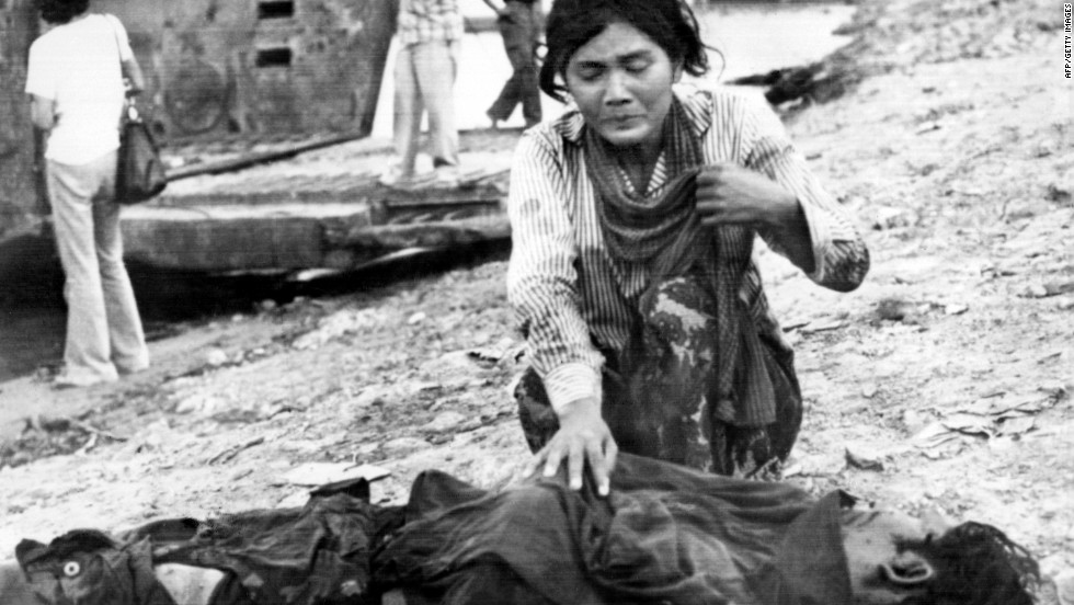 Một phụ nữ khóc bên cạnh một thi thể người thân sau khi quân Khmer Đỏ tiến vào Phnom Penh, tháng 4/1975. (Nguồn: Getty Images)