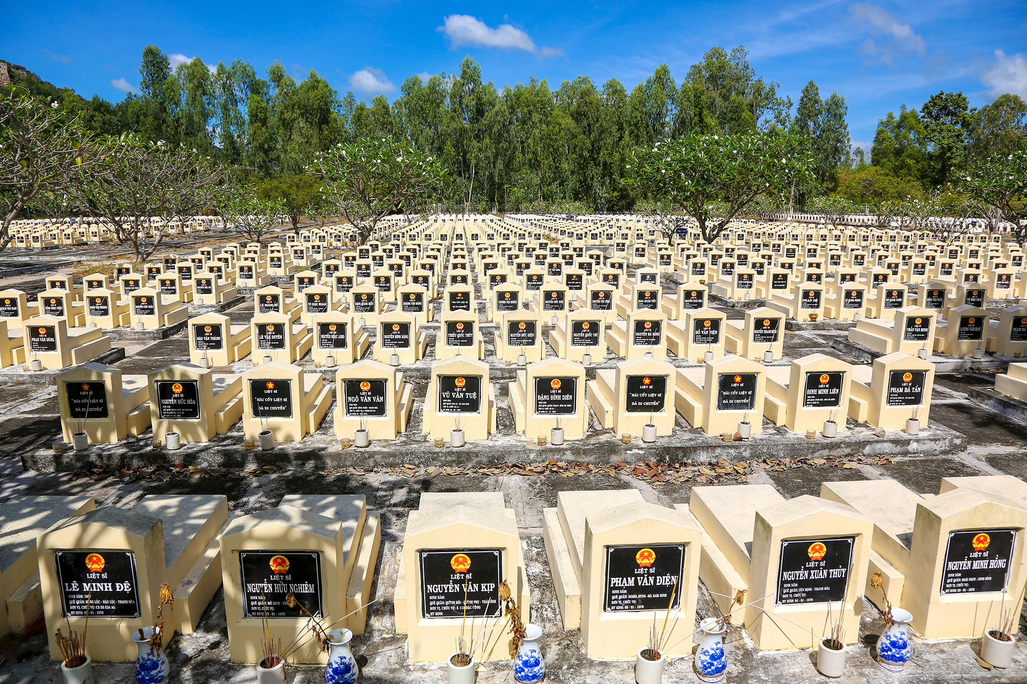 Gần 20 năm qua, ông Huỳnh Trí và Đội K93 đã tìm được 2.533 bộ hài cốt liệt sỹ, trong đó 275 hài cốt liệt sỹ có tên. Hầu hết các hài cốt này được an táng tại nghĩa trang Dốc Bà Đắc thuộc huyện Tri Tôn, An Giang - một nghĩa trang Trường Sơn phía Tây Nam Tổ quốc. 