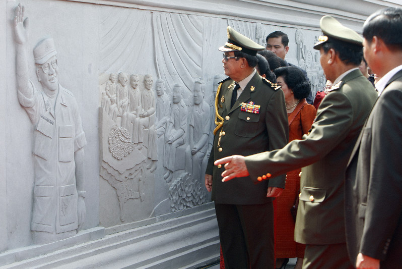 Thủ tướng Campuchia Hun Sen (giữa) nhìn bức phù điêu khắc hình của ông trên tường Đài tưởng niệm Thắng-Thắng trong lễ khánh thành tại làng Prek Ta Sek, ngoại ô Phnom Penh, Campuchia, vào ngày 29/12/2018. (Nguồn: AP)