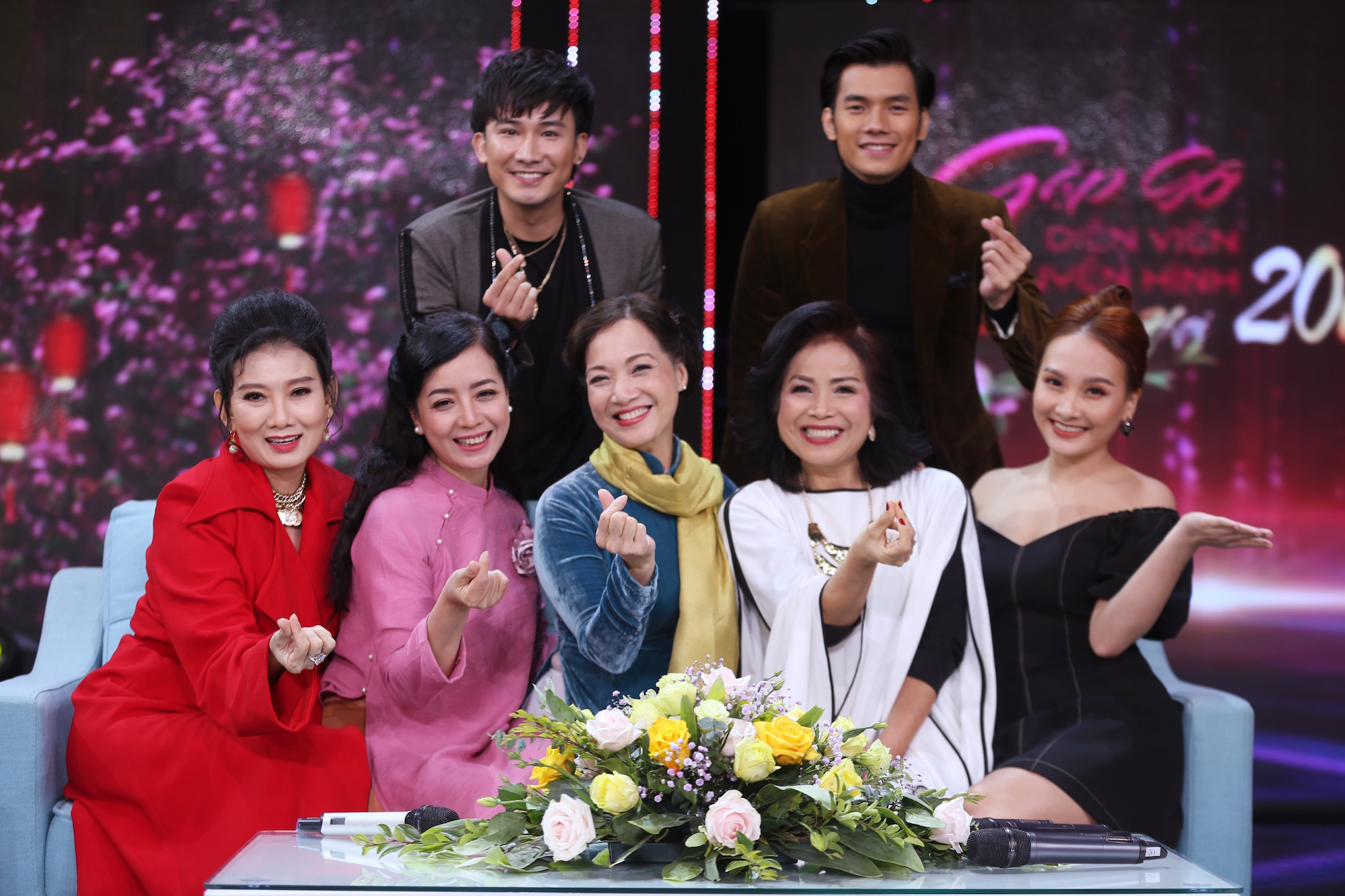 Nghệ sỹ nhân dân Lê Khanh hội ngộ các diễn viên truyền hình dịp đầu năm 2019. (Ảnh: VFC)