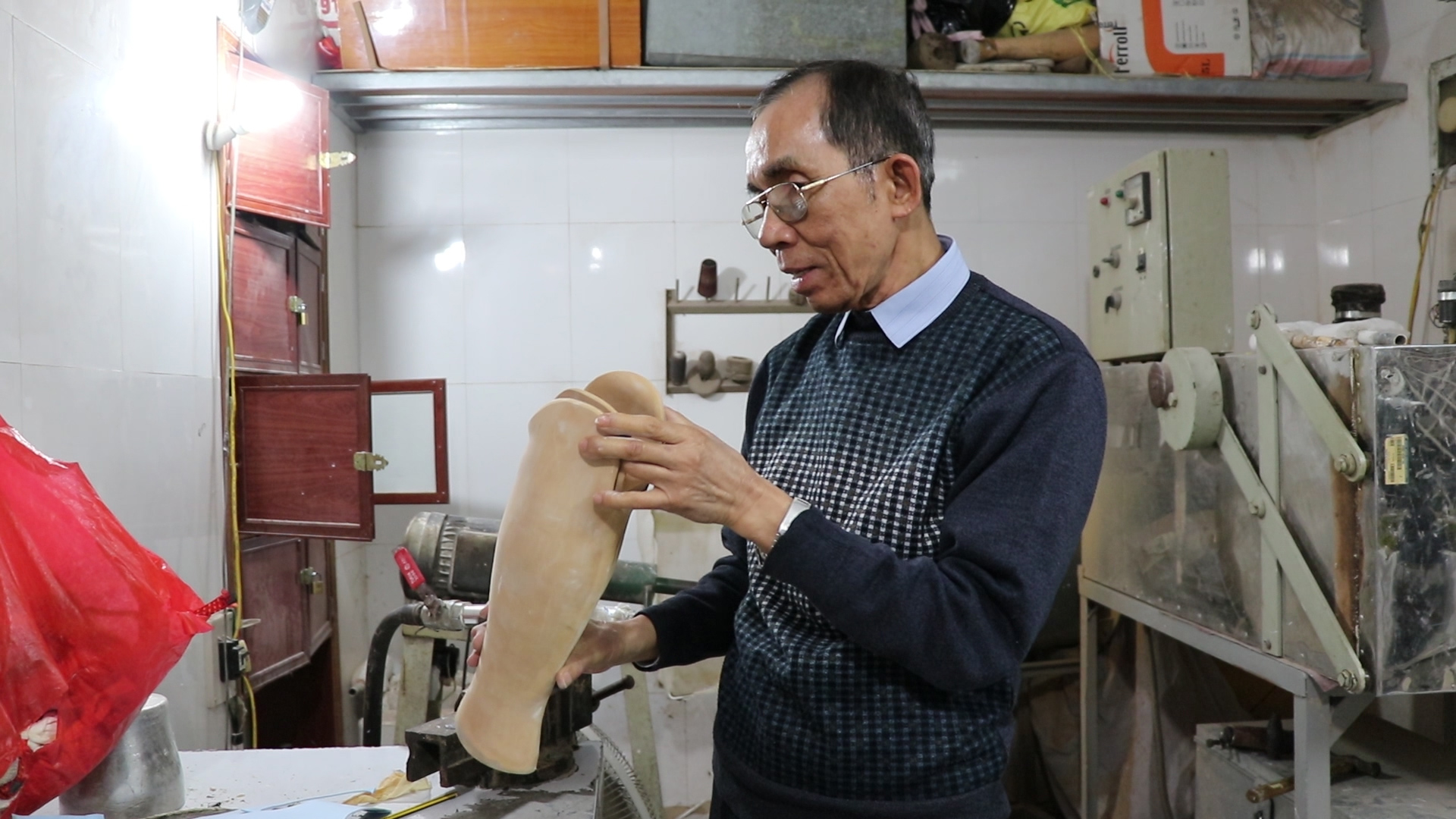 Xưởng sản xuất của bac sỹ Lê Thành Đô đã lắp tay, chân giả miễn phí cho hơn 650 người. (Ảnh: PV/Vietnam+)