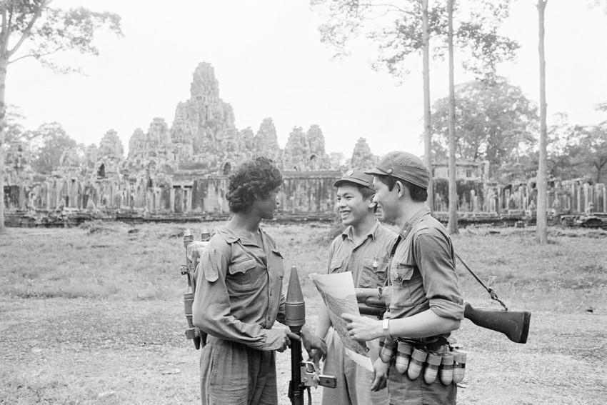 Vietnamese and Cambodian soldiers protect the Temple of Angkor Wat (Photo: VNA)