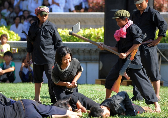 Các học sinh tái hiện tội ác của chế độ diệt chủng Pol Pot trong “Ngày giận dữ” hàng năm tại đài tưởng niệm ở “cánh đồng chết” Choeung Ek, Phnom Penh, Campuchia vào ngày 20 tháng 5. (Nguồn: AFP)