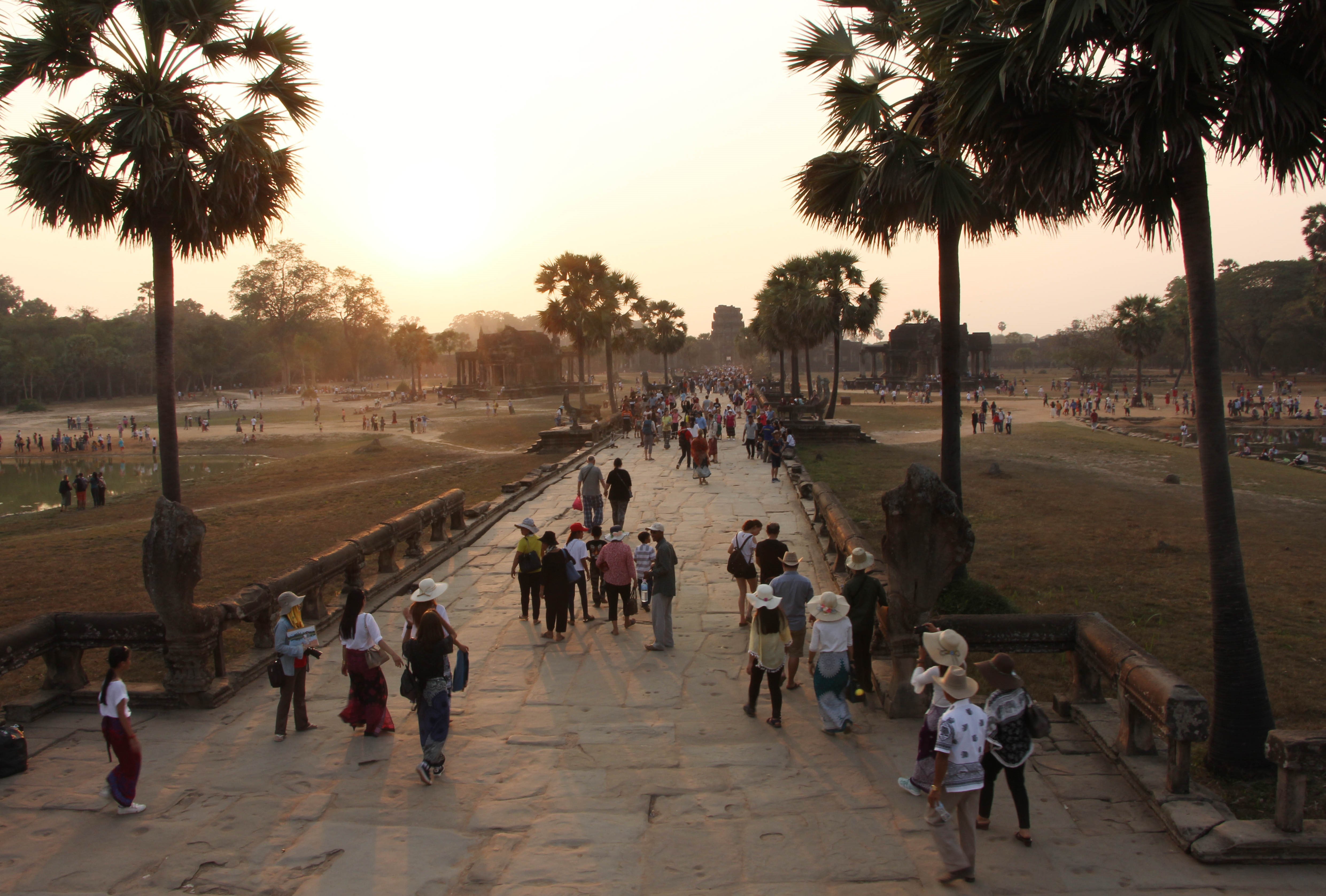 Domestic and foreign visitors flock to the Temple of Angkor Wat in Cambodia (Photo: VNA)
